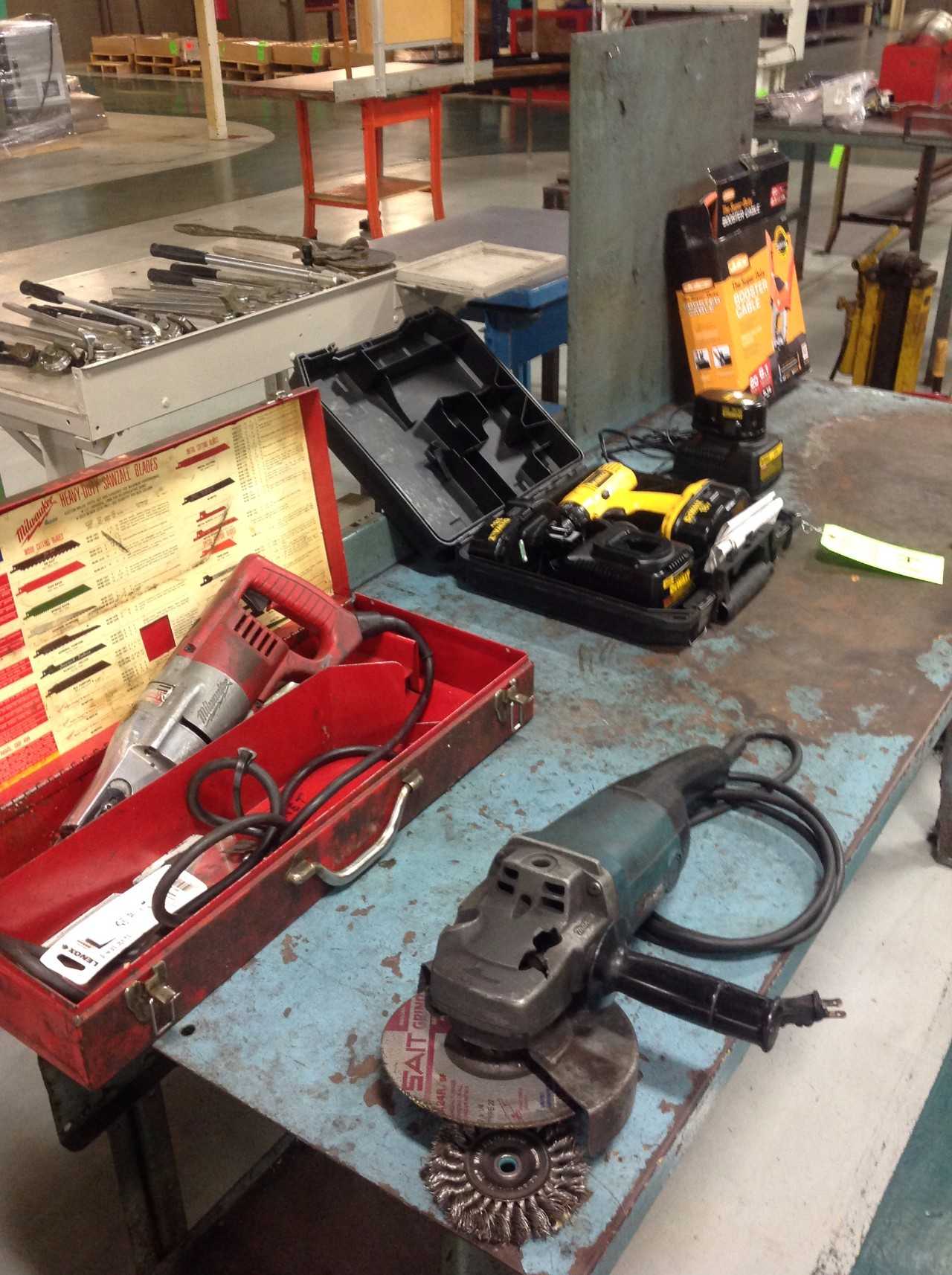 Lot consisting of Milwuakee "Sawzall" saw, Makita hand Grinder - ELECTRIC POWER TOOLS