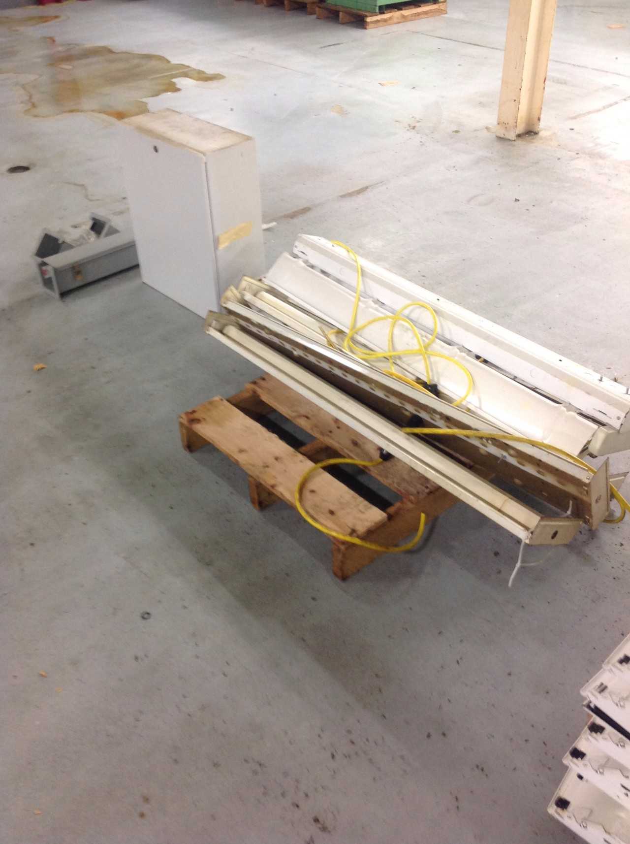 Lot of shop Lights,Misc. Electrical Parts - LIGHTING