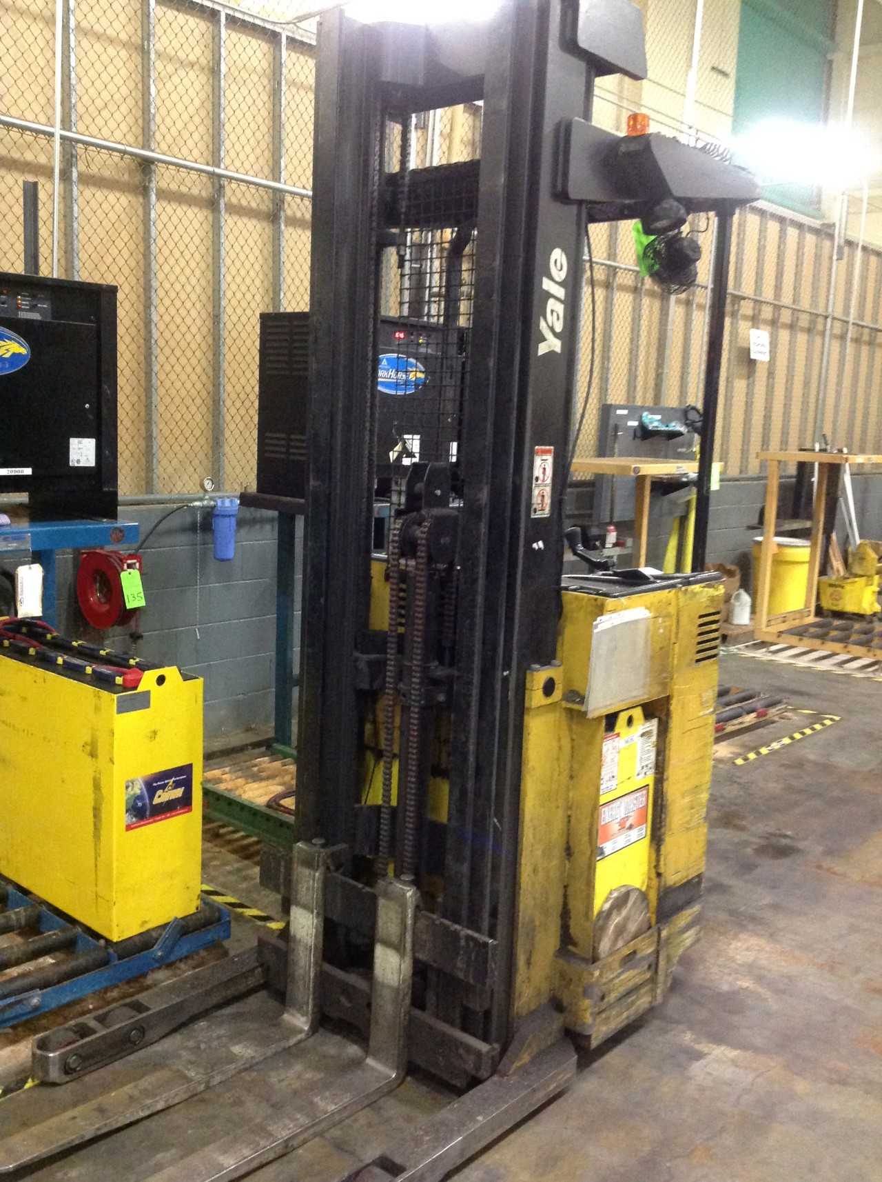 4000 lbs Yale electric stand up fork Truck  - FORKLIFTS
