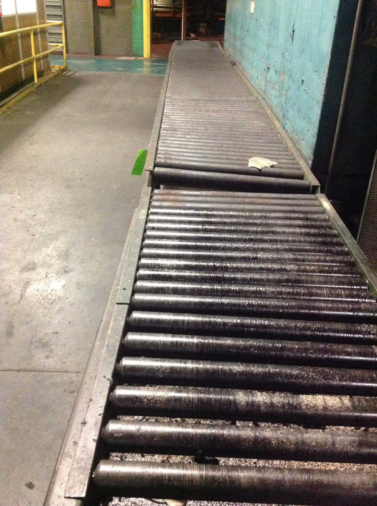 Lot of Conveyors, Scissor style conveyor, 32" Roller Conveyor, 30" wide - CONVEYORS