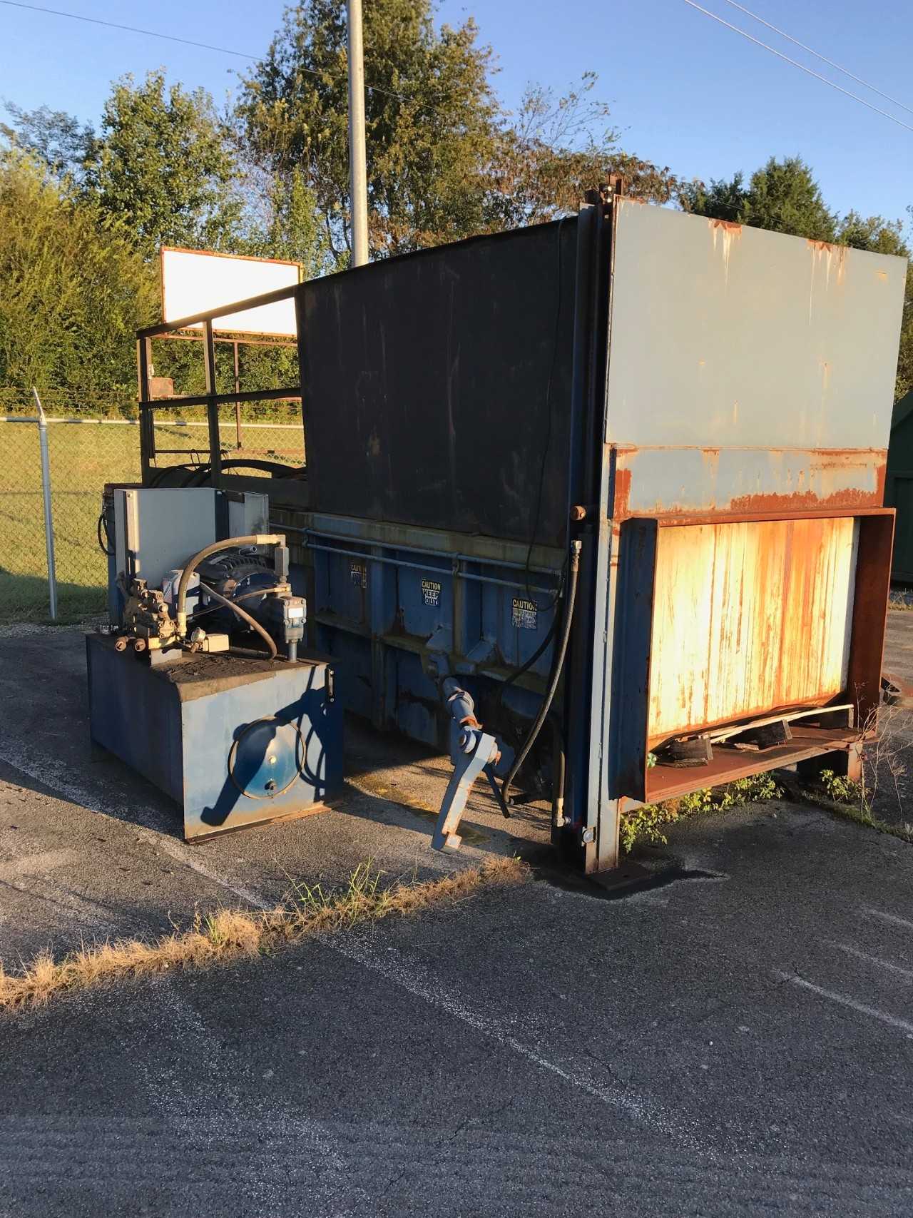 Pallet Crusher,  Hydraulic ,Located outside,   - BALERS