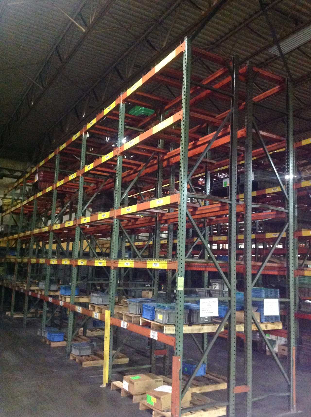 Heavy duty metal pallet racking. - PALLET RACKING