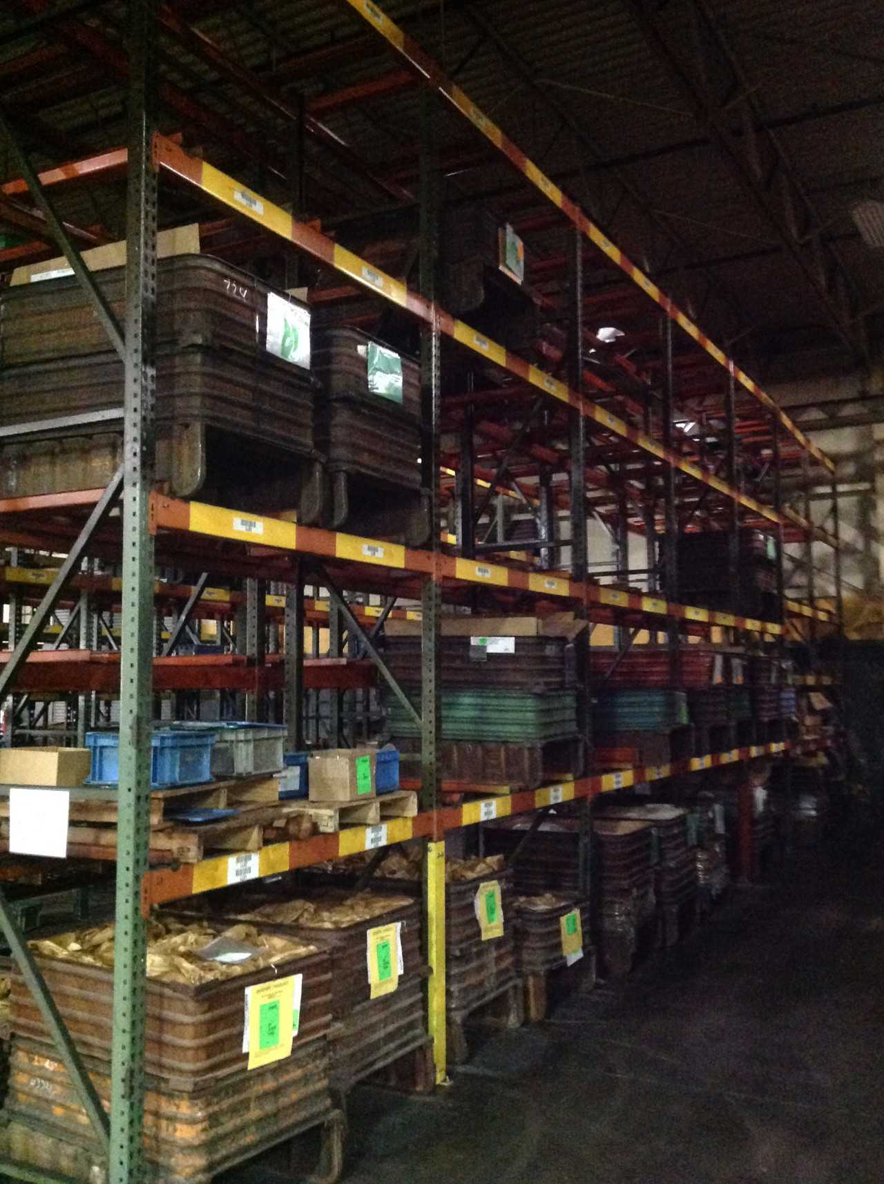 Heavy duty metal pallet racking. - PALLET RACKING