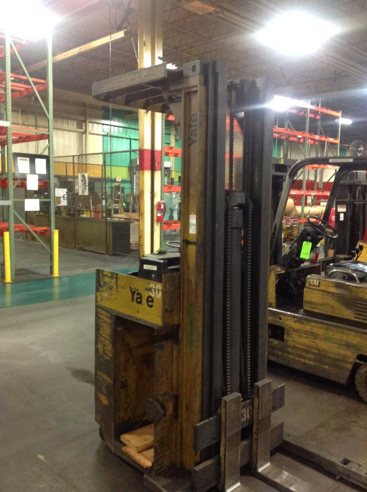 Yale 4000 lb Stand up ride electrick lift - FORKLIFTS