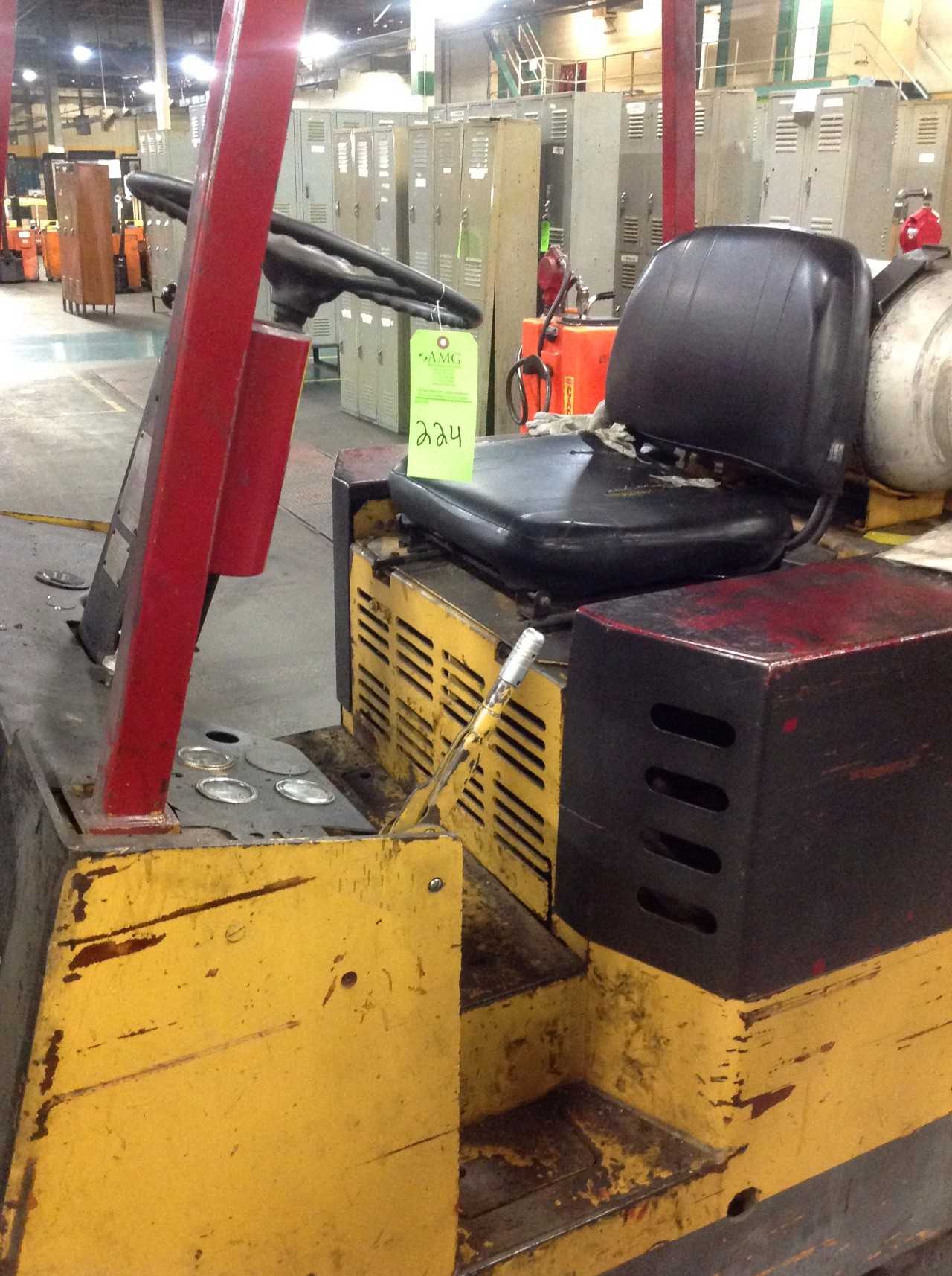 10,000 Lbs Allis Chalmers propane fork truck - FORKLIFTS