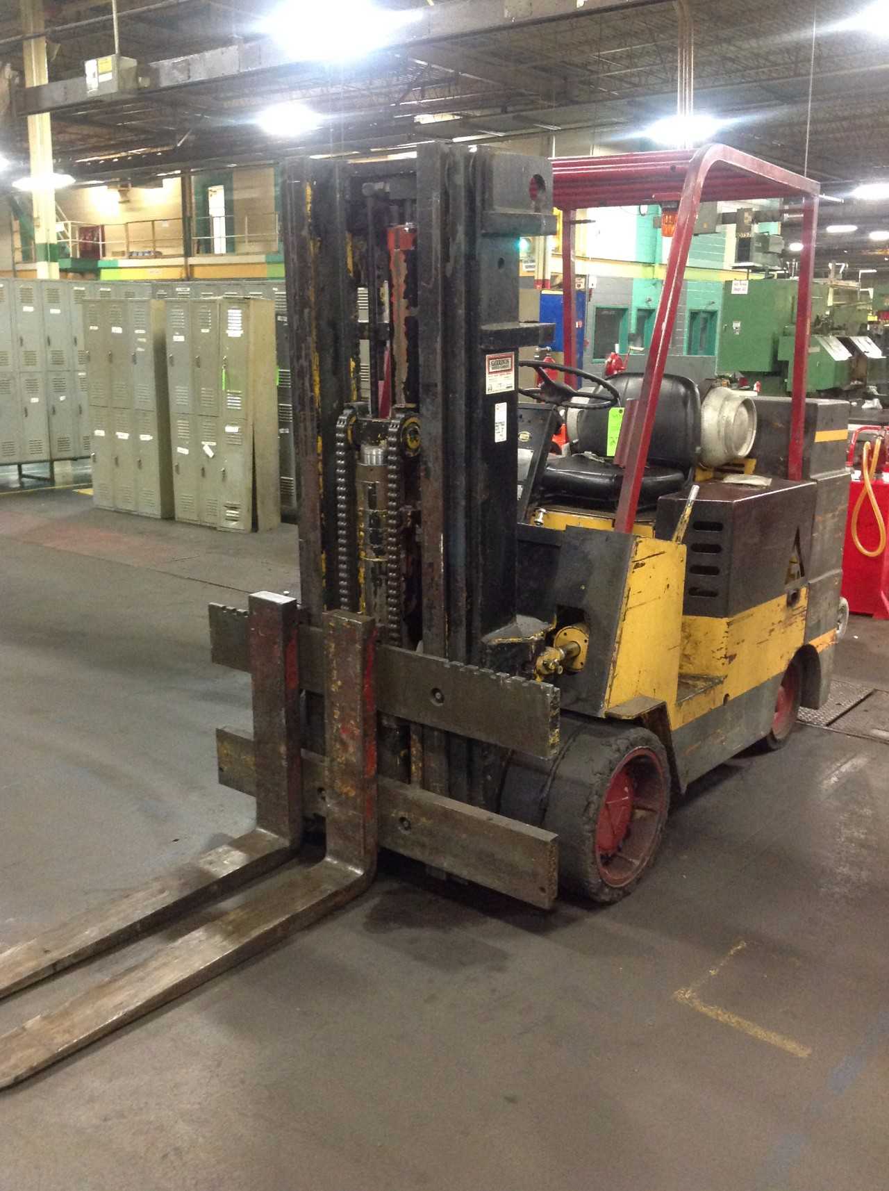 10,000 Lbs Allis Chalmers propane fork truck - FORKLIFTS
