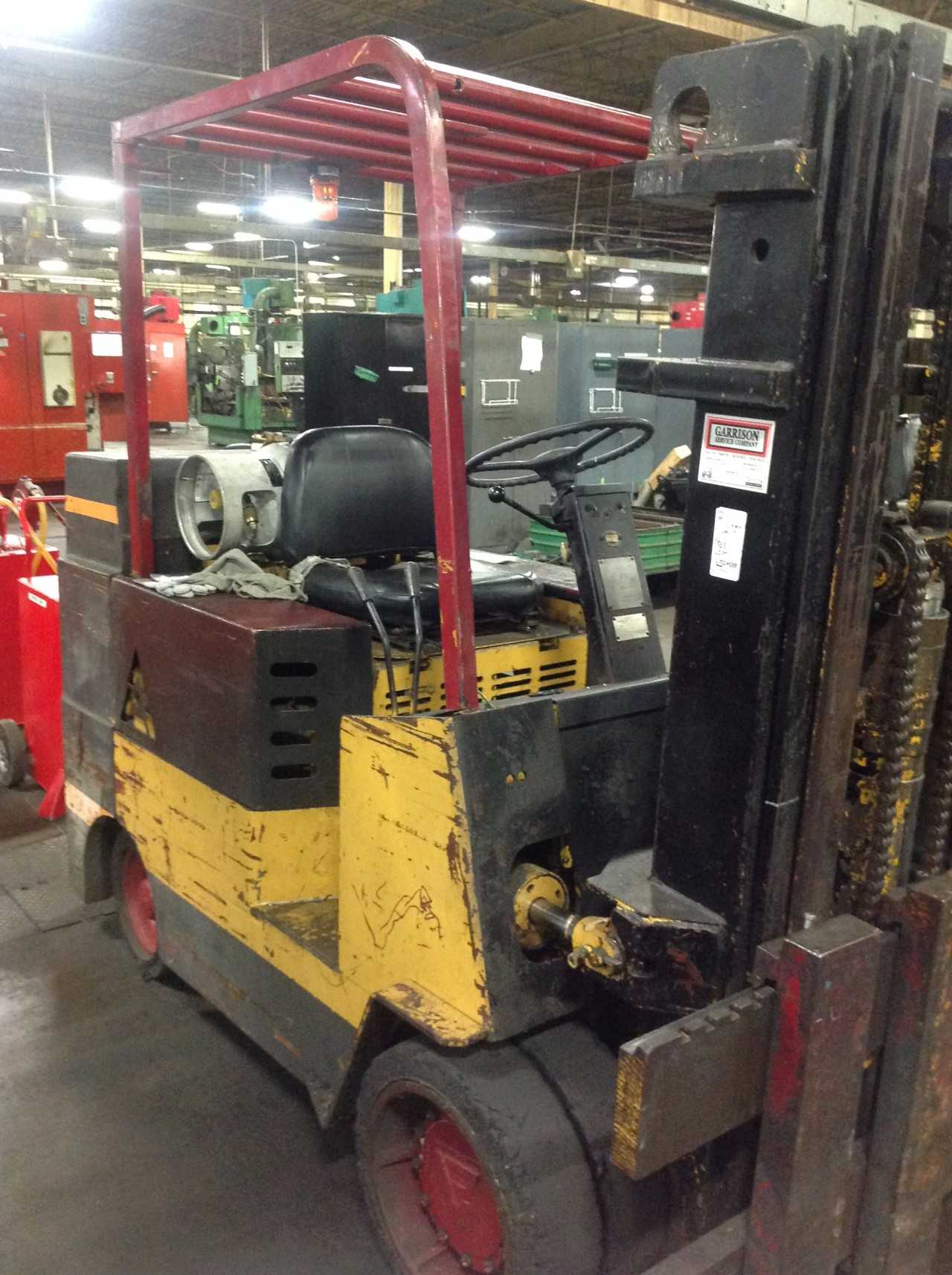 10,000 Lbs Allis Chalmers propane fork truck - FORKLIFTS