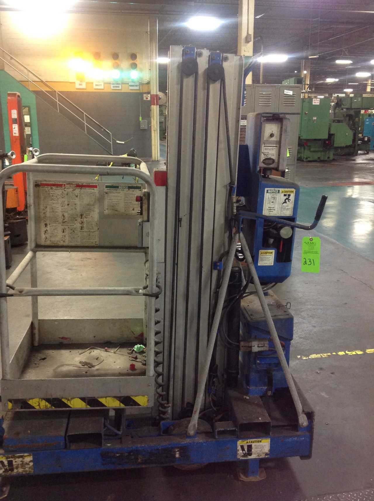 Genie Hydraulic lift.  - REACH TRUCKS