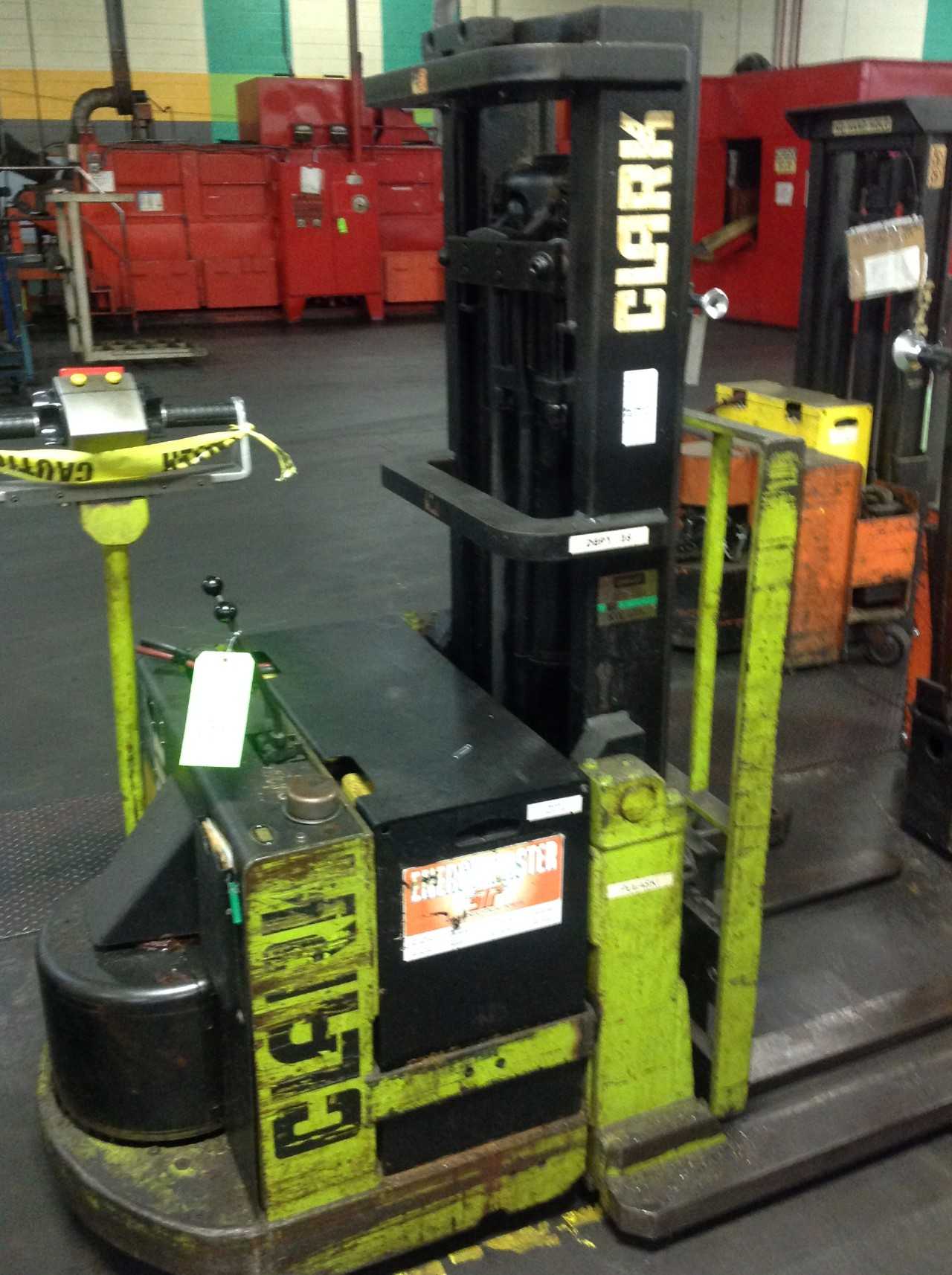 Clark Electric Lift, 4,000lbs cap. Model S40, s/n:S40-0129PM6594 - ELECTRIC PALLET JACKS