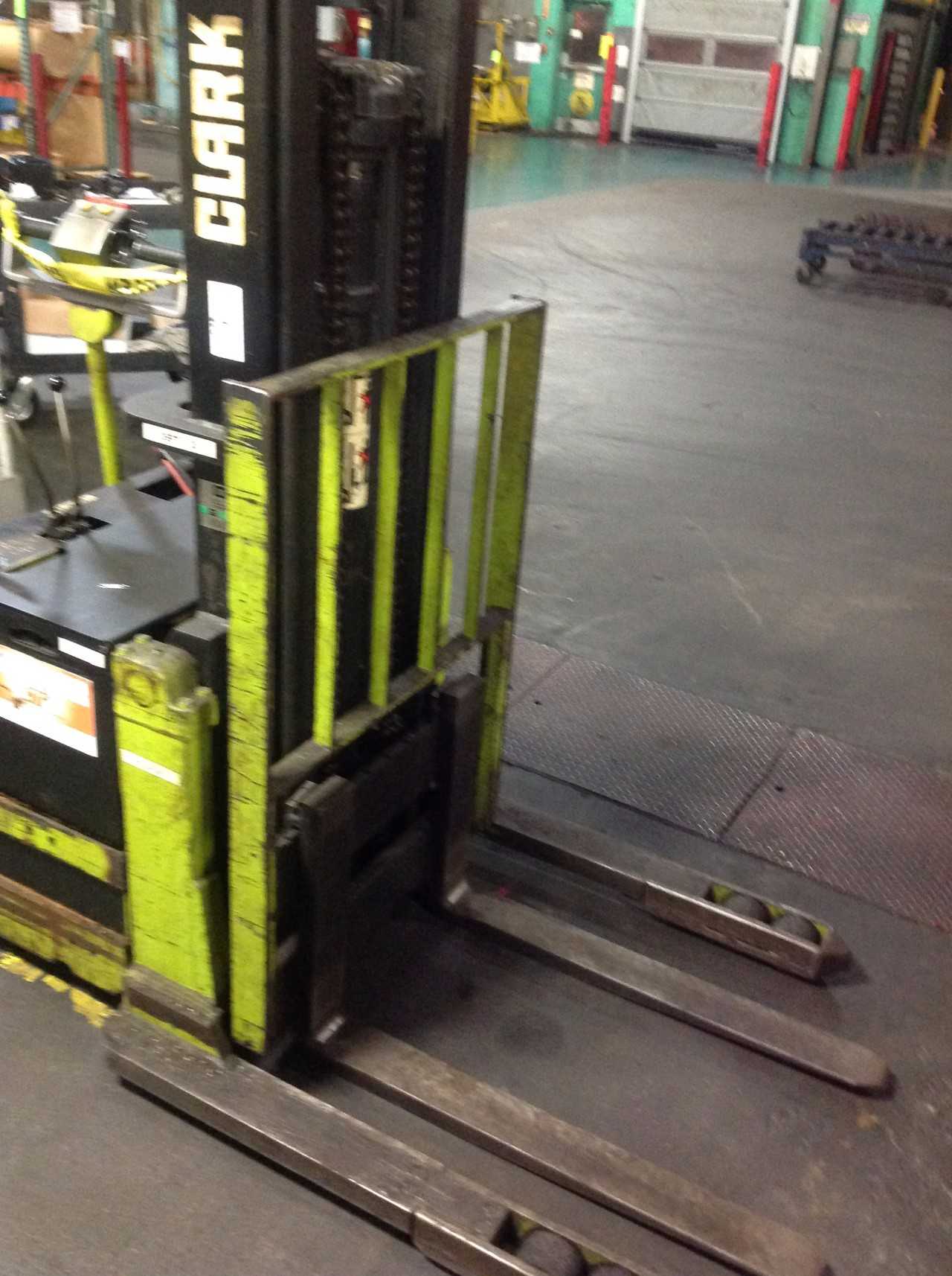 Clark Electric Lift, 4,000lbs cap. Model S40, s/n:S40-0129PM6594 - ELECTRIC PALLET JACKS