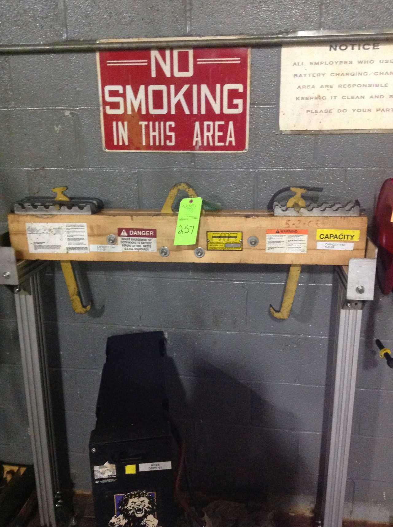VHS Battery handling Spreader Lift, 6,000lbs cap. - MATERIAL HANDLING