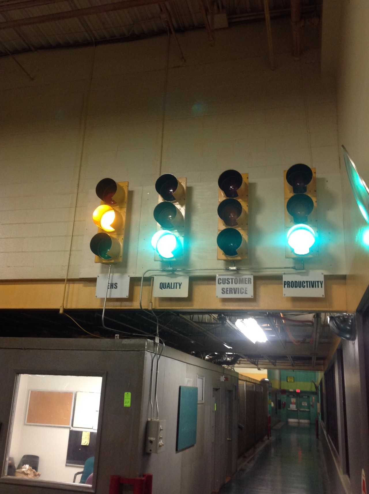 Lot of (4) Full sized Traffic Lights w/ Controls - LIGHTING
