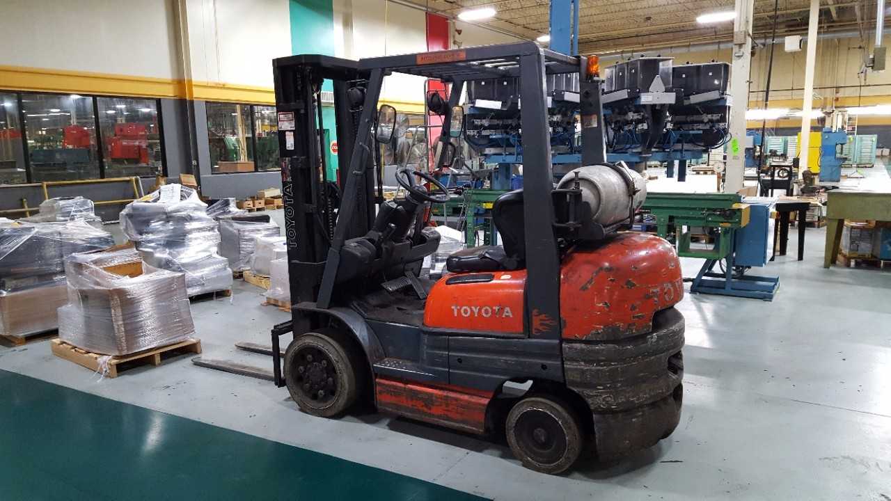 Toyota 4900lb cap. Fork Lift model 42-6F6CU25, s/n:78845, LP, Side shift - FORKLIFTS