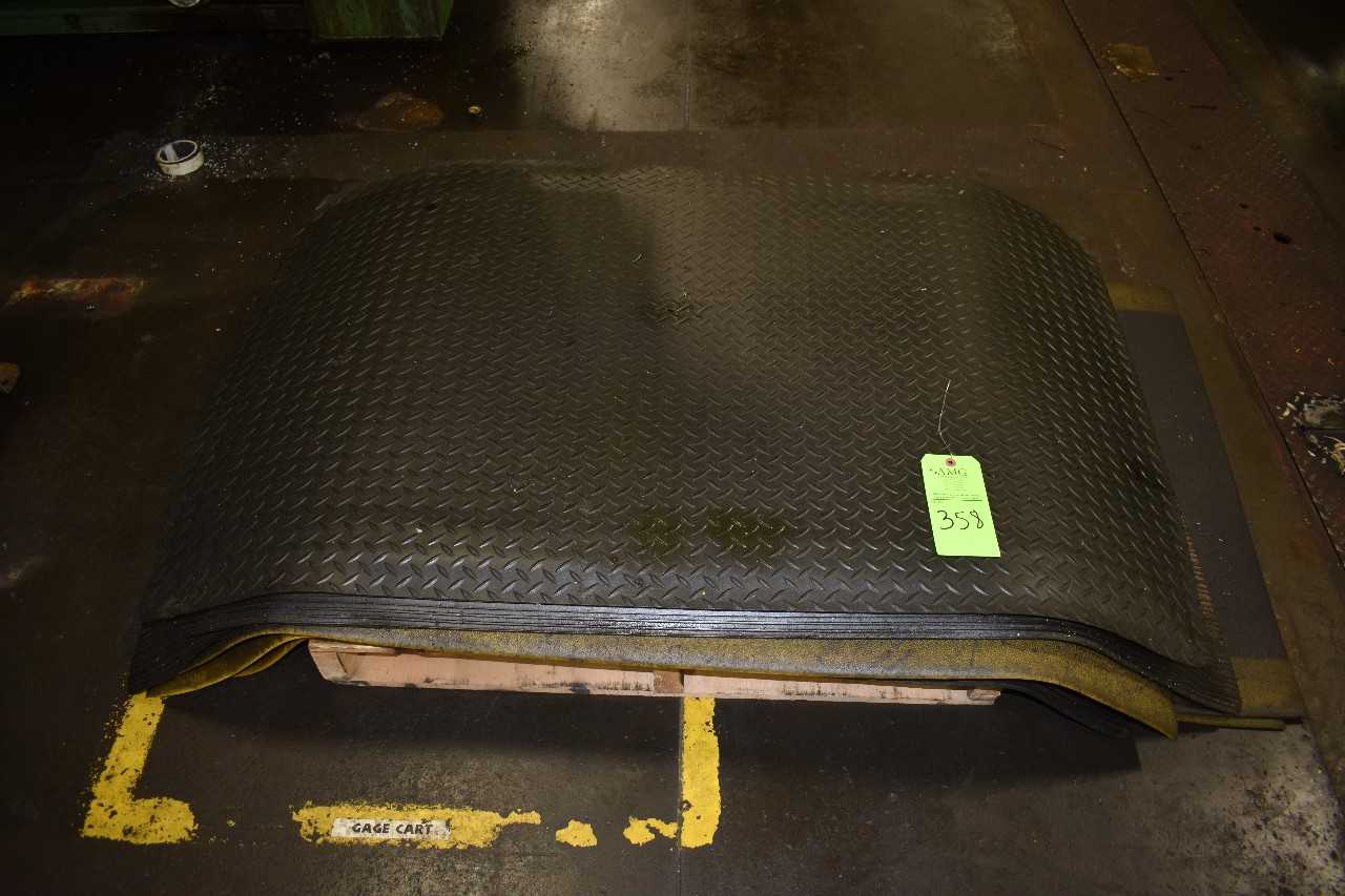Lot of cushioned Rubber Mats, 3'x5' approx. - MISCELLANEOUS
