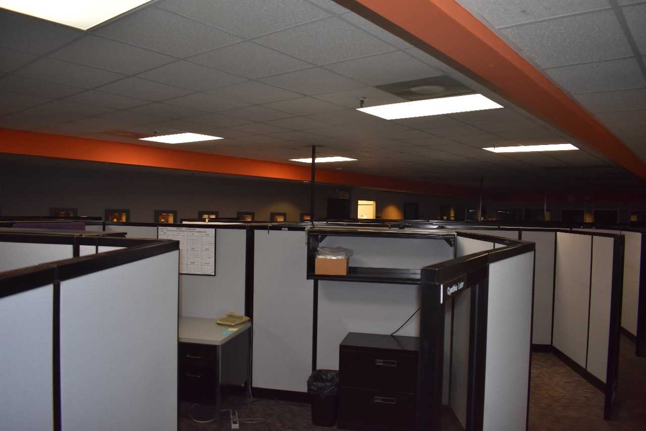 Office Cubicle sections, Approx. 491 linear ft. w/ overhead cabinets - MISCELLANEOUS