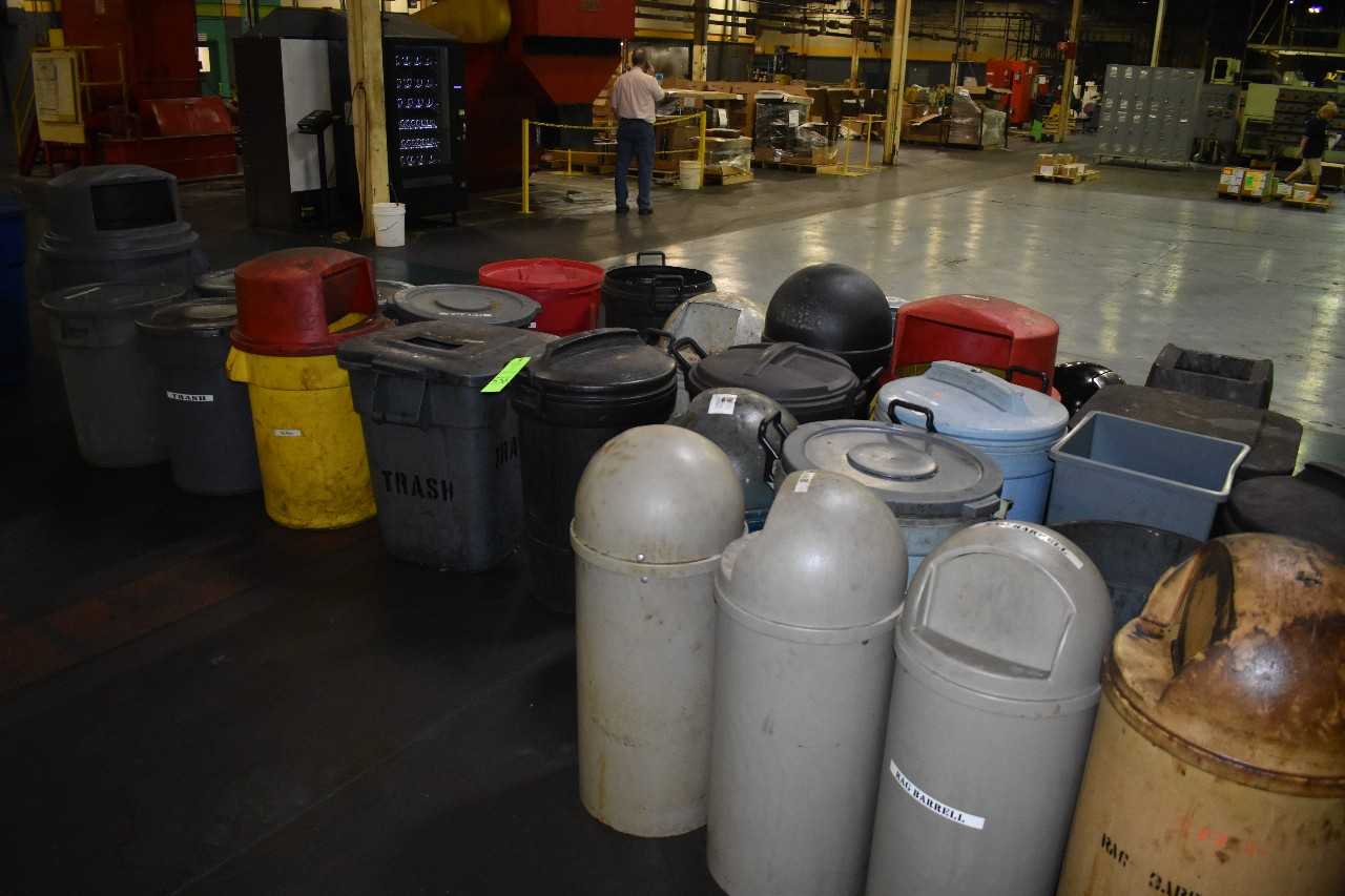 Lot of approx. (32) Plastic Gabage trash cans - WASTE BINS