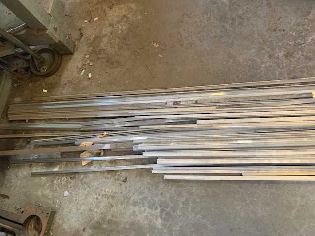 LOT OF ASSORTED ALUMINUM STOCK 20DEG ANGLE & T-SHAPED - MISCELLANEOUS