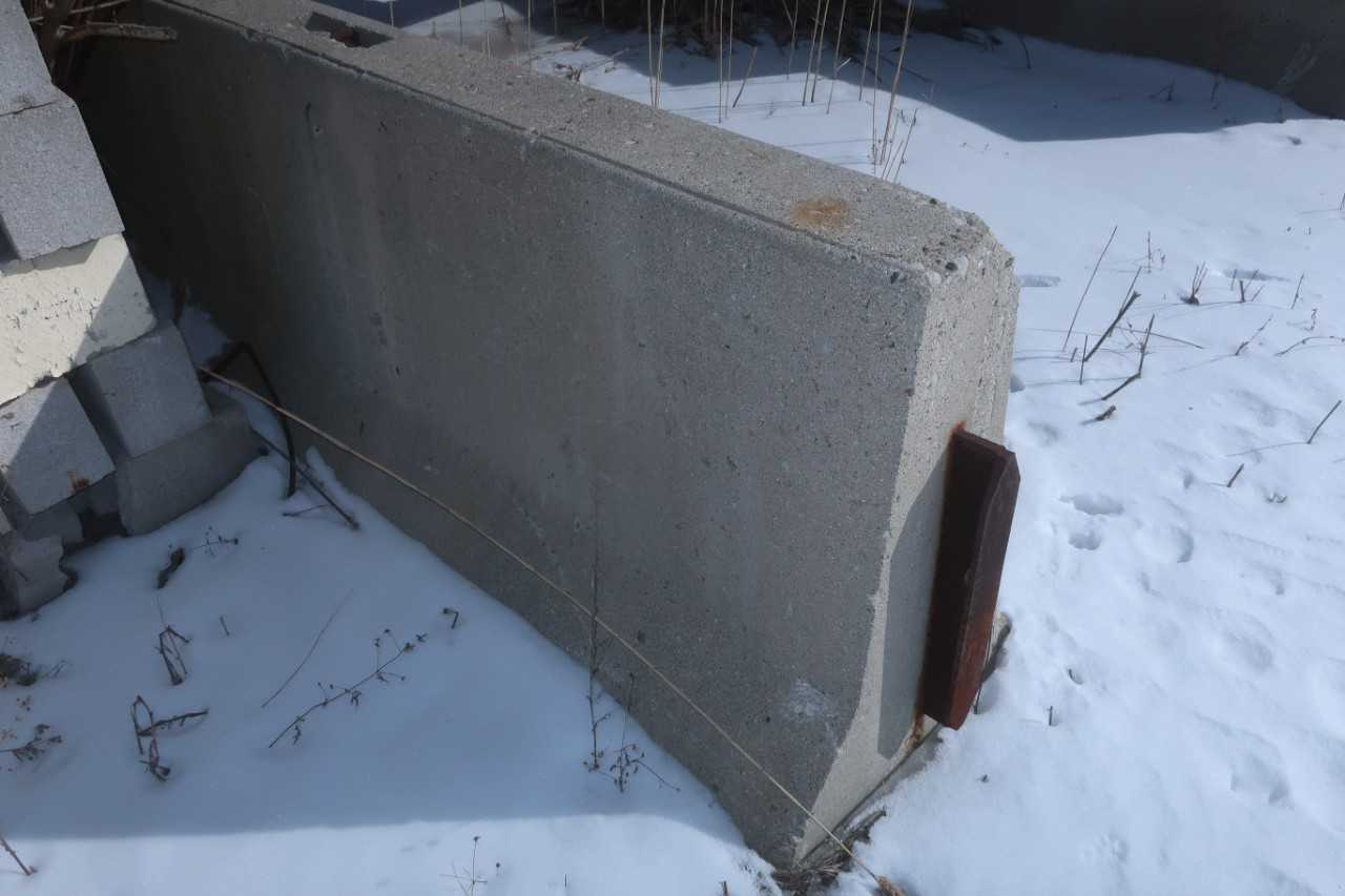 LOT OF 8 CONCRETE BARRIERS - TRAILER MOUNTED EQUIPMENT