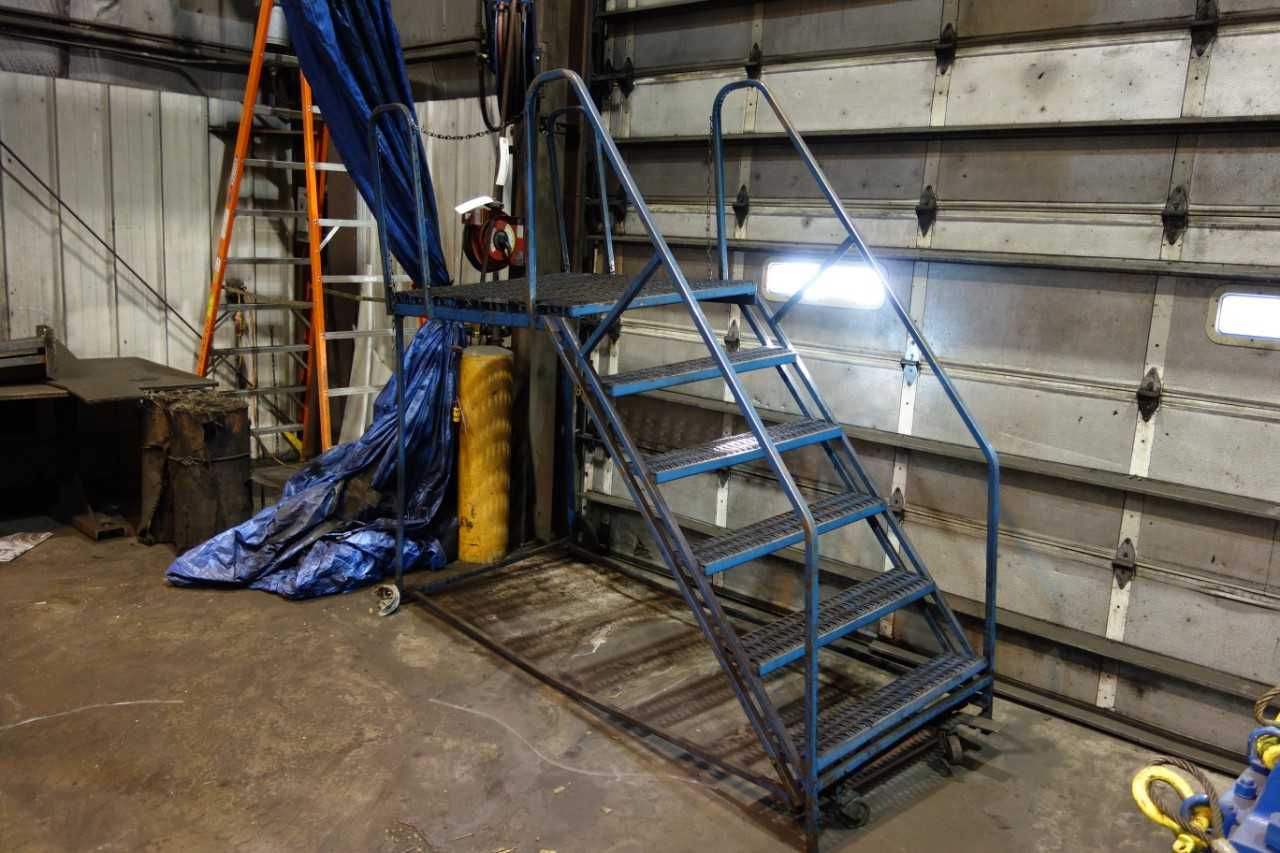 6 STEP PLATFORM LADDER ROLLING STAIRS - MATERIAL HANDLING