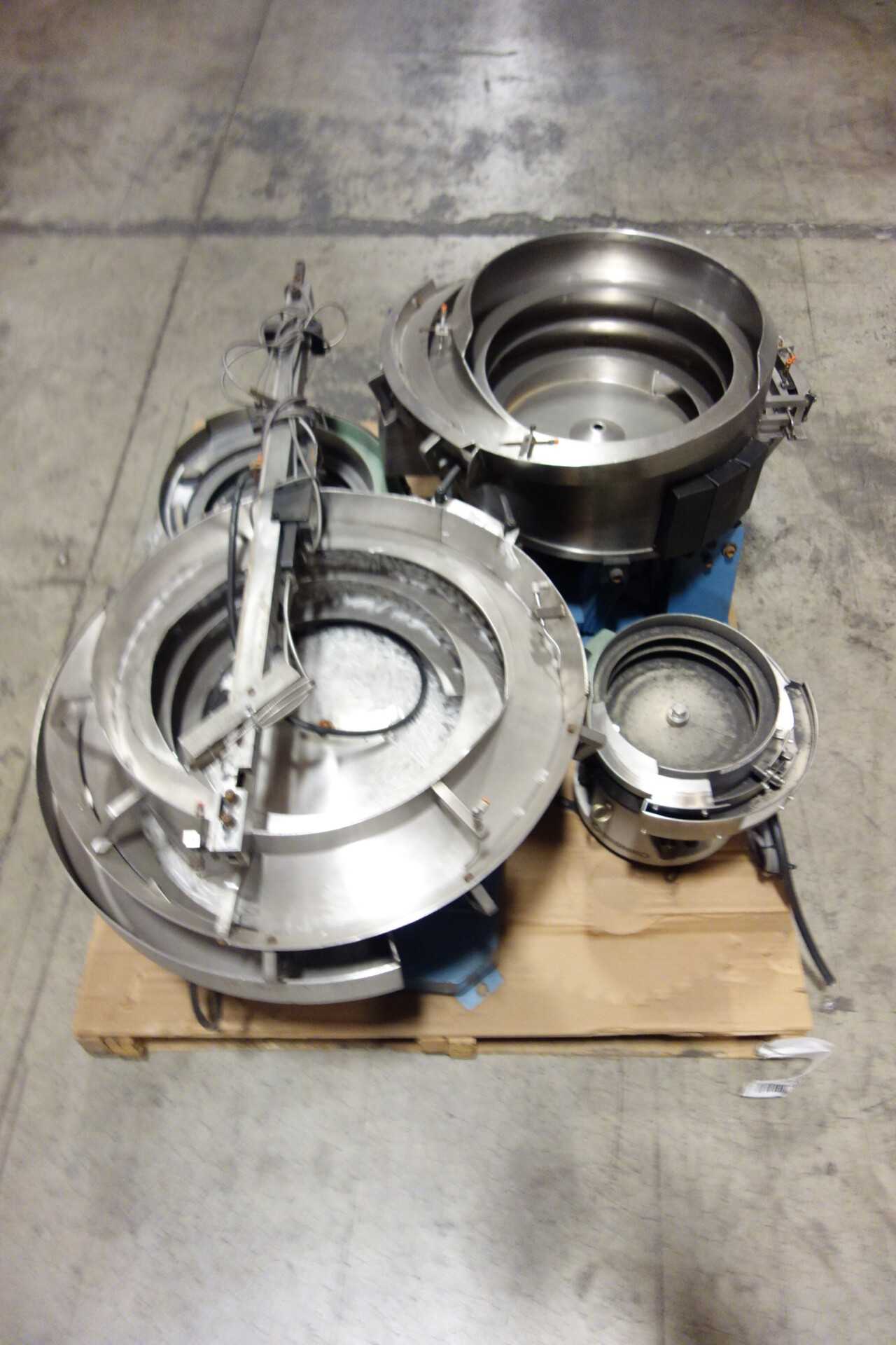 1 PALLET OF ASSORTED VIBRATORY FEEDERS - PROCESS EQUIPMENT