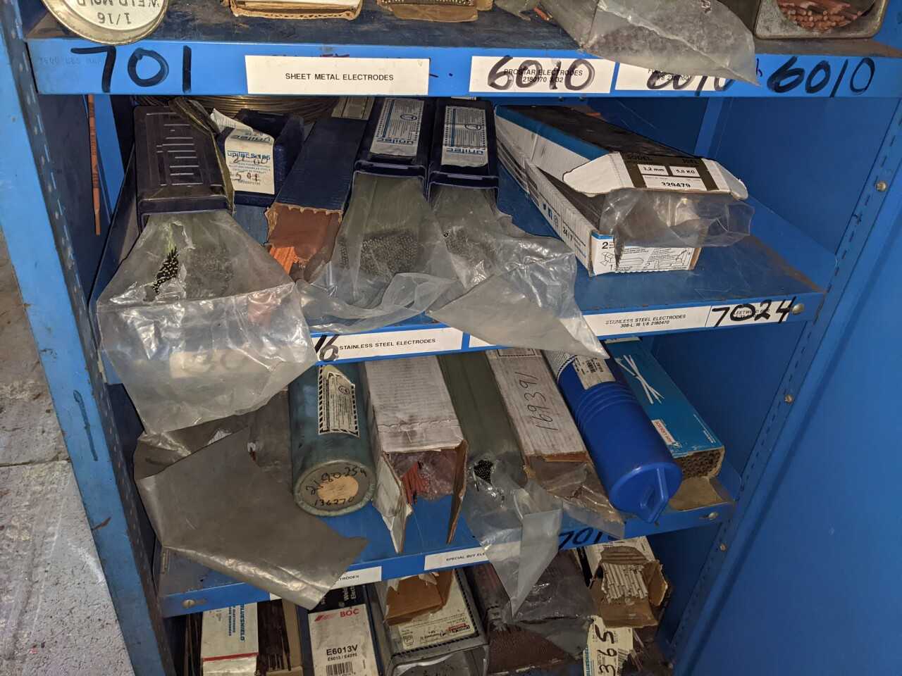 1 DOOR TOOL CABINET WITH CONTENTS, ASSORTED WELDING EQUIPMENT, ELECTRODES, WELDING RODS - WELDING EQUIPMENT