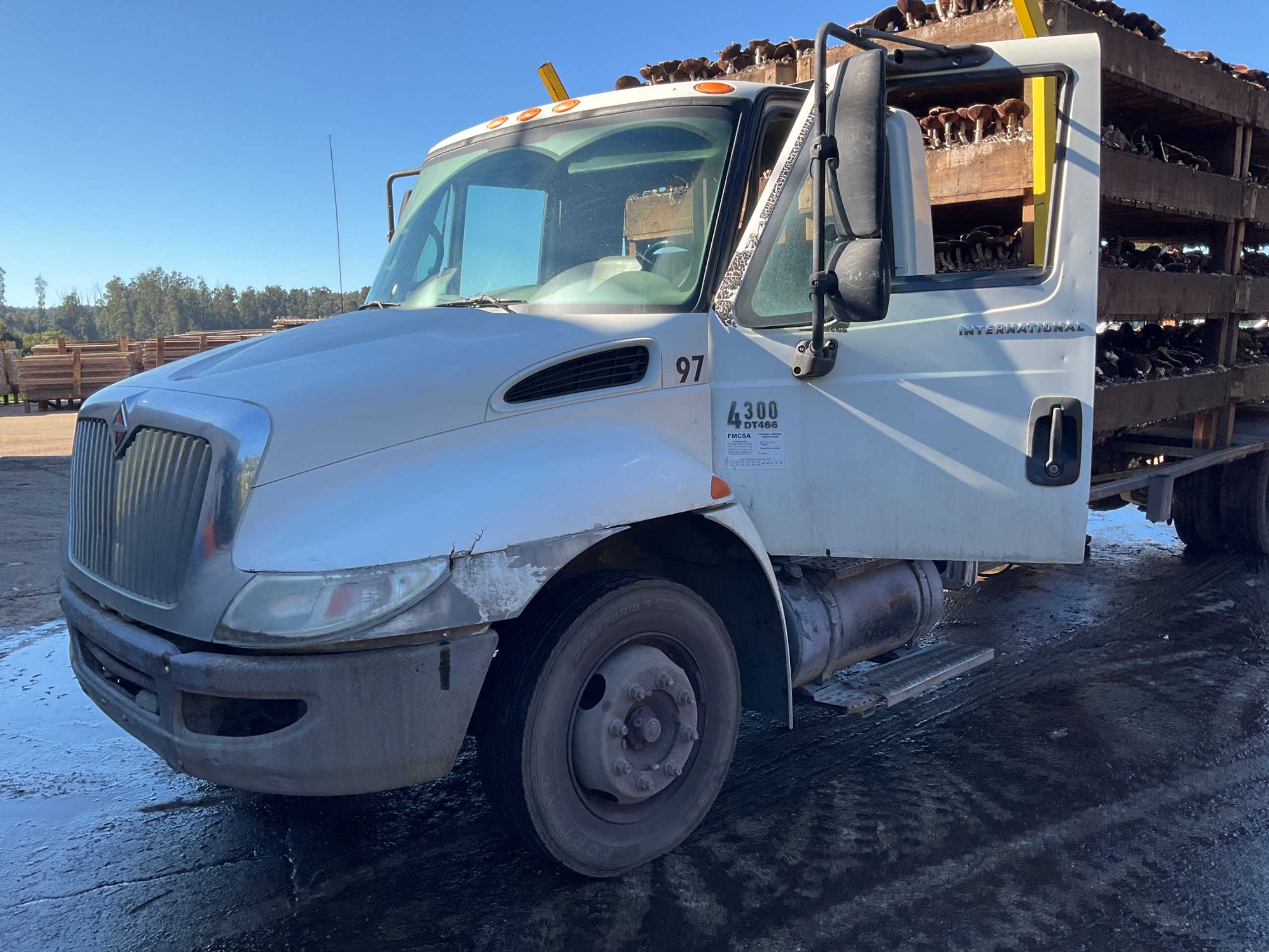 INTERNATIONAL 4300 SBA LP 4X2 FLATBED TRUCK