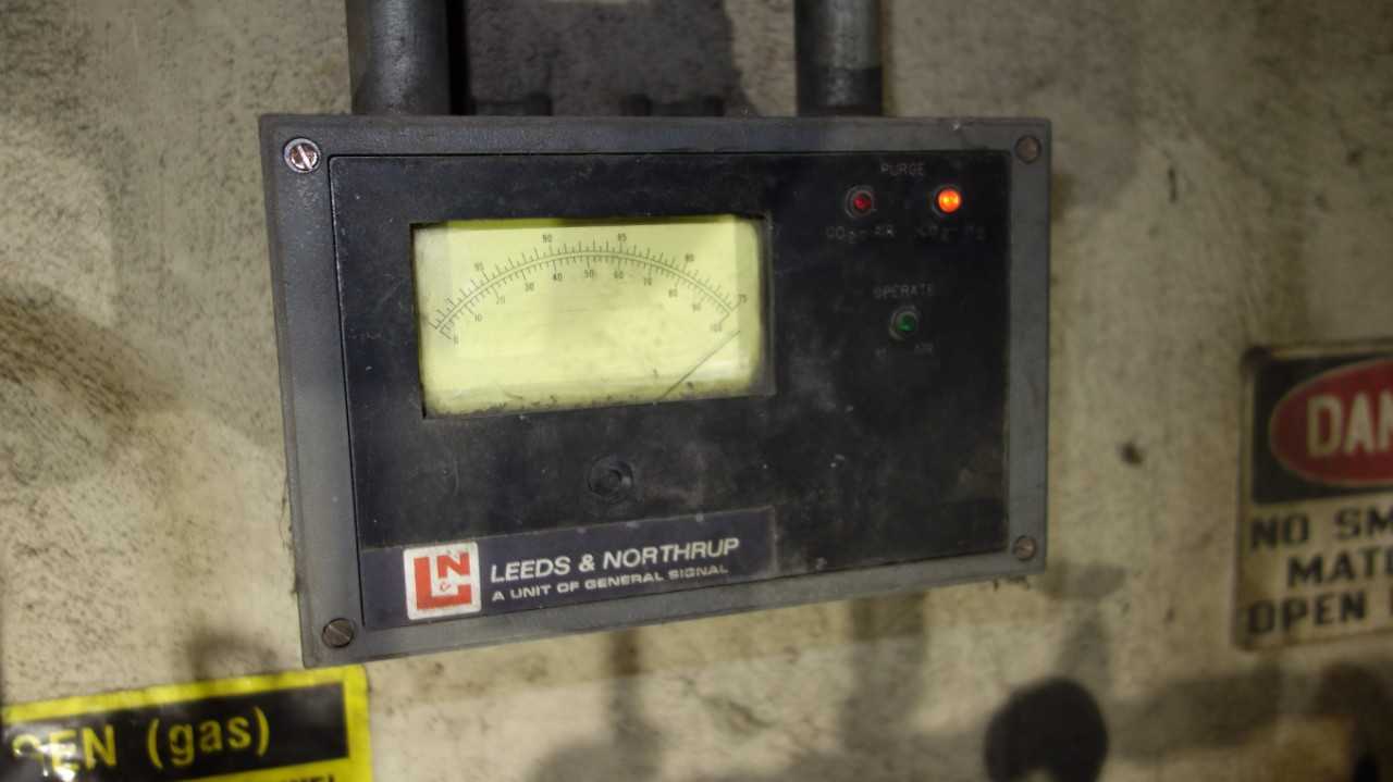 LOT OF 2 ASSORTED GAS METER, SWAGELOK VAF-M3-1-10R-0 FLOWMETER, LEEDS & NORTHRUP METER - FLOW METER