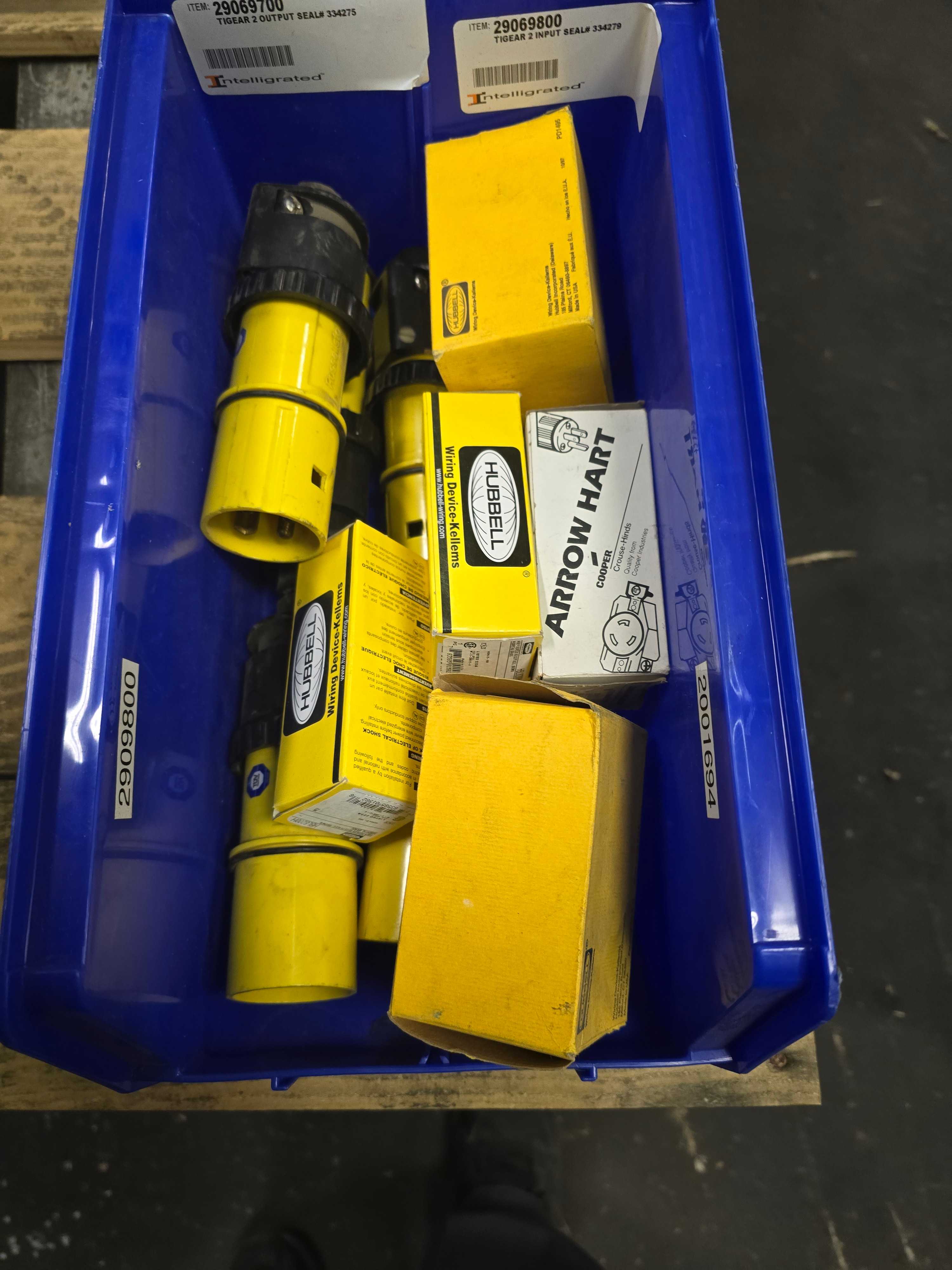 LOT OF PLUGS & RECEPTACLES - PLUGS & RECEPTACLES