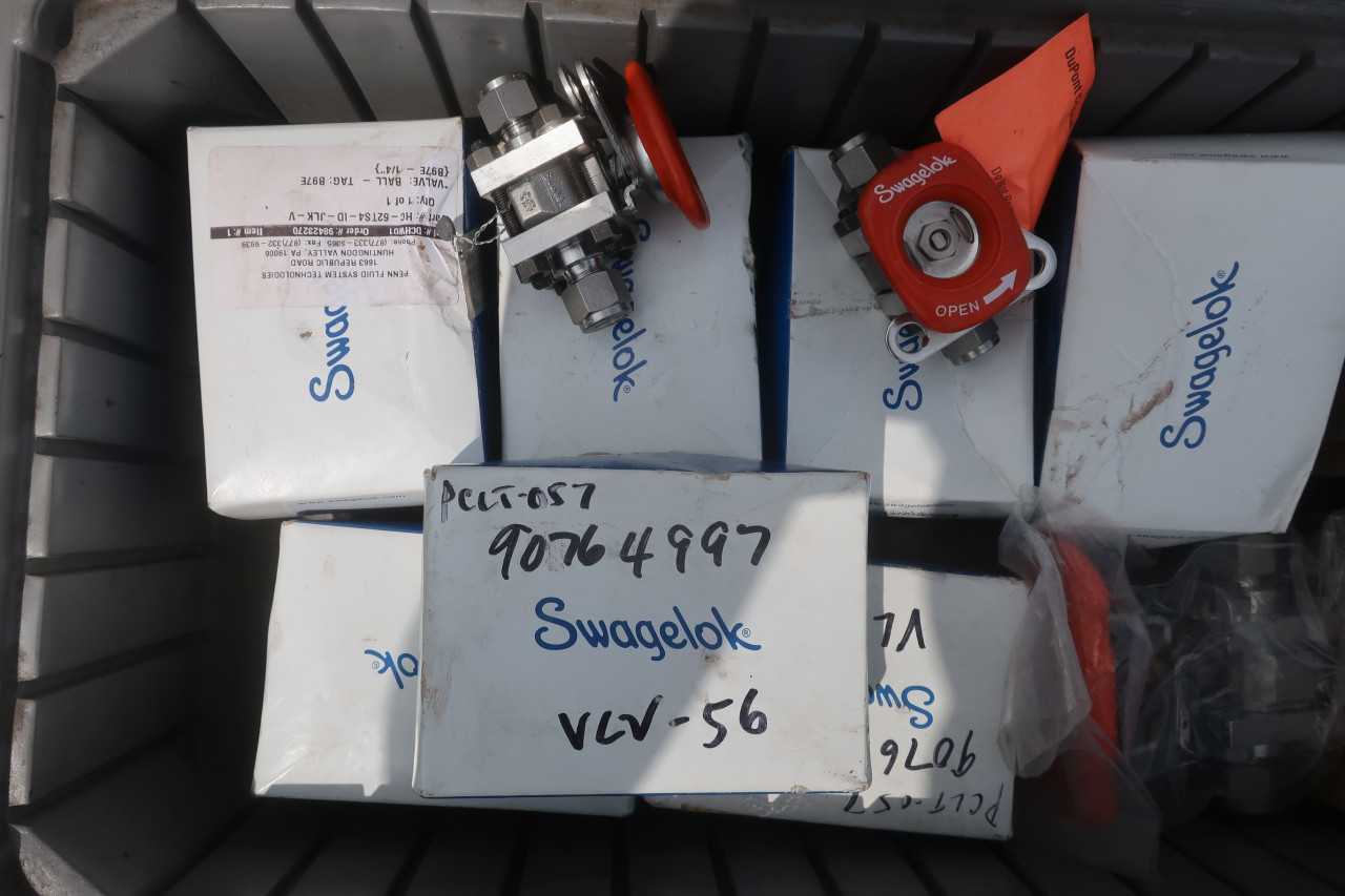 LOT OF ASSORTED SWAGELOK BALL VALVES - BALL VALVE
