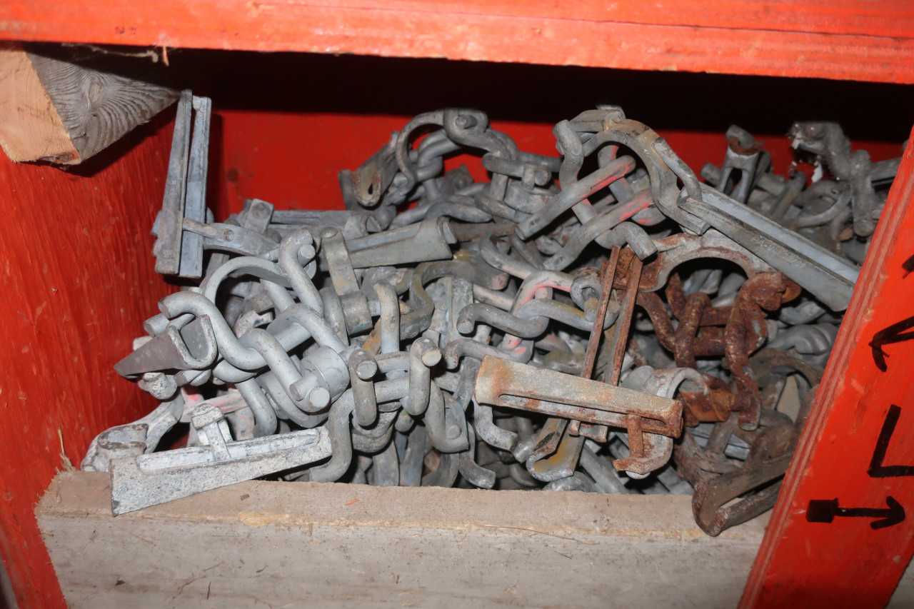 CABINET OF ASSORTED SCAFFOLDING HARDWARE, CASTORS, CLAMPS, LOCKING PINS, BAKERS - ELECTRIC POWER TOOLS