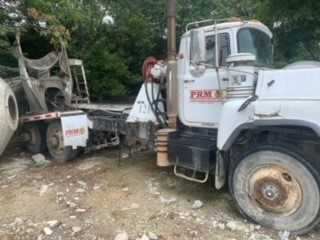 2000 MACK DM6805 READYMIX CONCRETE TRUCK - HYDRO EXCAVATOR TRUCKS