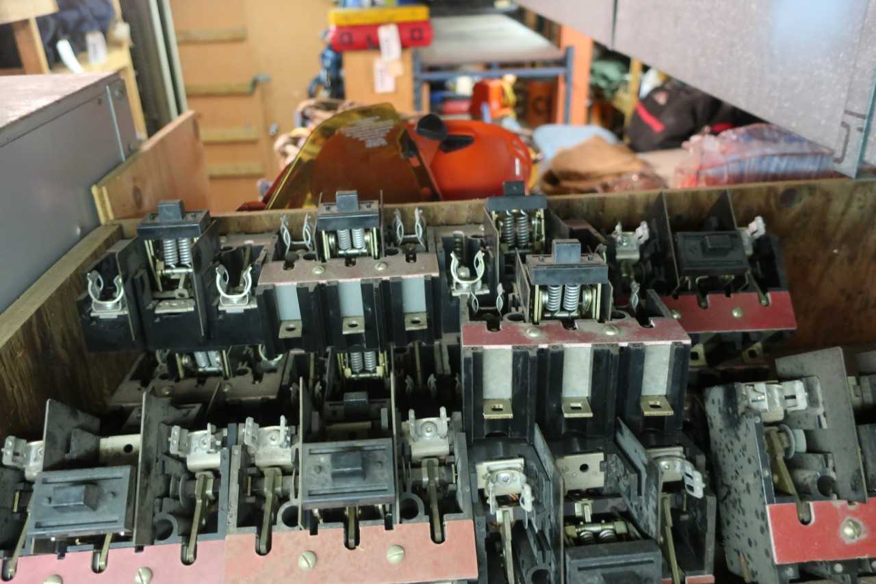 LOT OF ASSORTED MOTOR STARTERS AND RELAYS - ELECTRICAL COMPONENTS