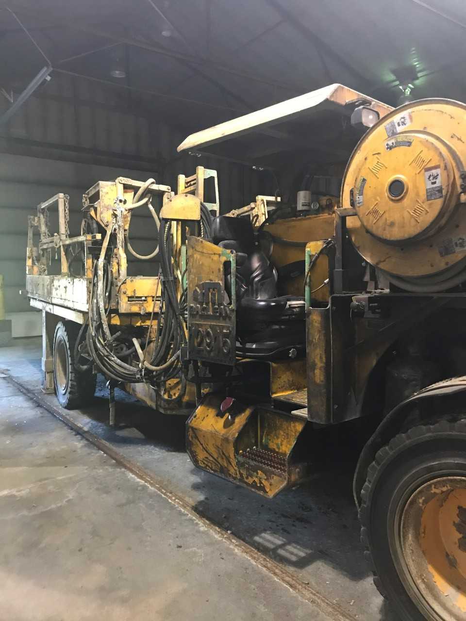 MacLean Mine Mate SL3 Scissor Truck -3850 Hours - HYDRO EXCAVATOR TRUCKS