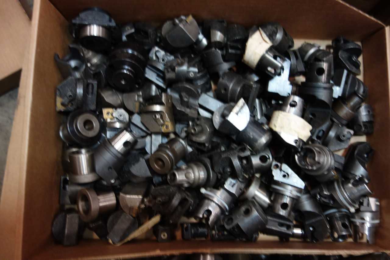LOT OF ASSORTED QUICK CHANGE LATHE TOOLING - KENNAMETAL - MACHINING ACCESSORIES & TOOLING