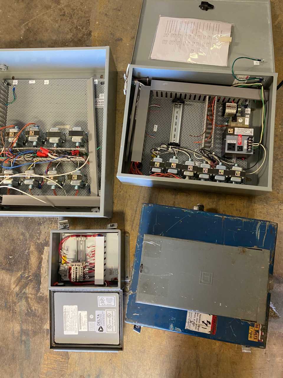 Lot of 5 electrical enclosure boxes - ELECTRICAL COMPONENTS