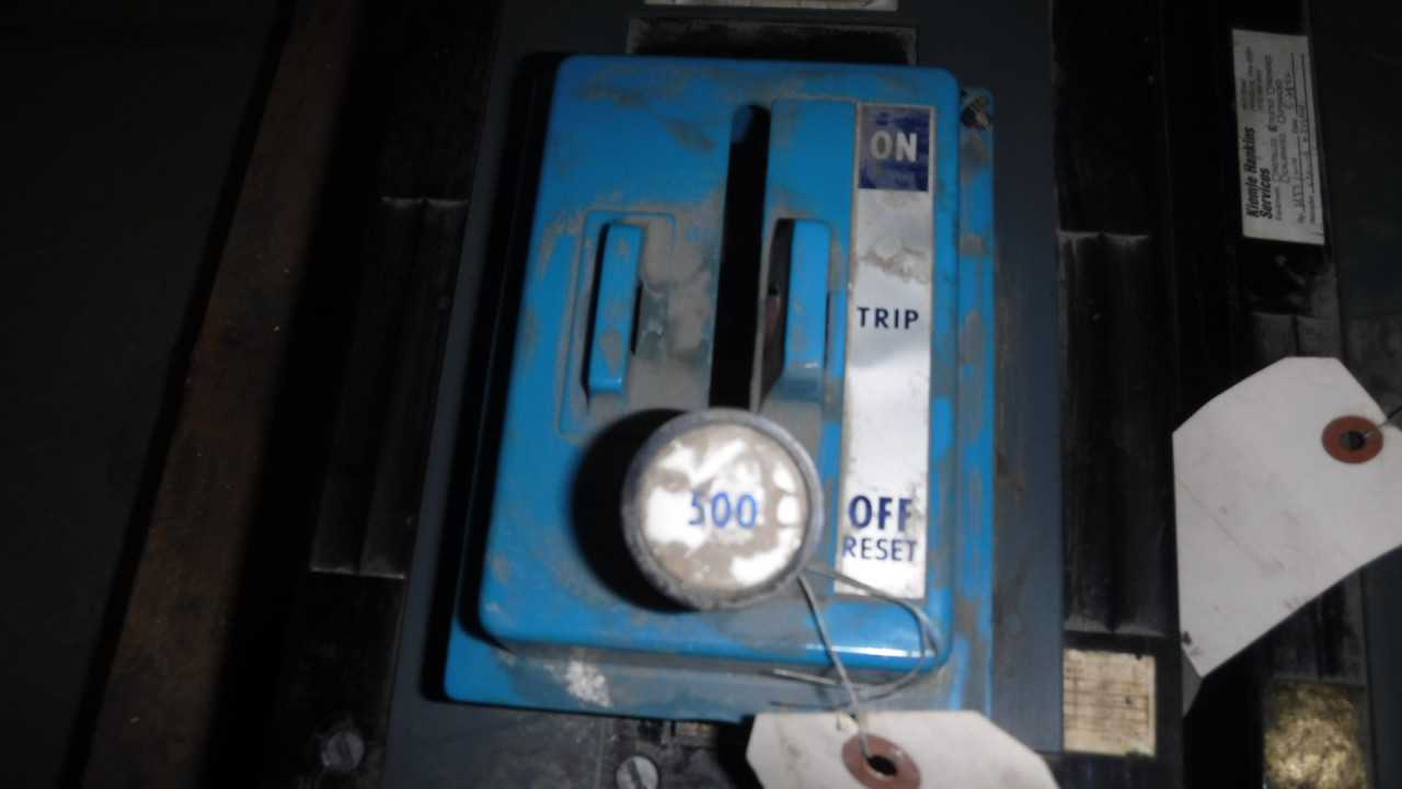 Two 500 Amp General Electric Circuit Breakers - CIRCUIT BREAKERS