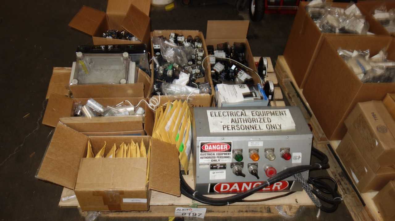 1 PALLET OF ASSORTED EATON ELECTRIC PARTS, PILOT LIGHTS - LIGHTING