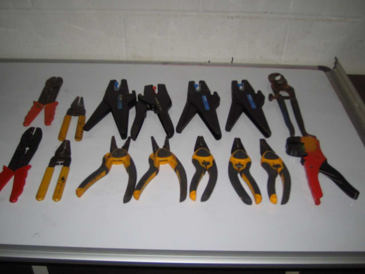 LOST OF ASSORTED HAND HELD CABLE STRIPPERS - HAND TOOLS