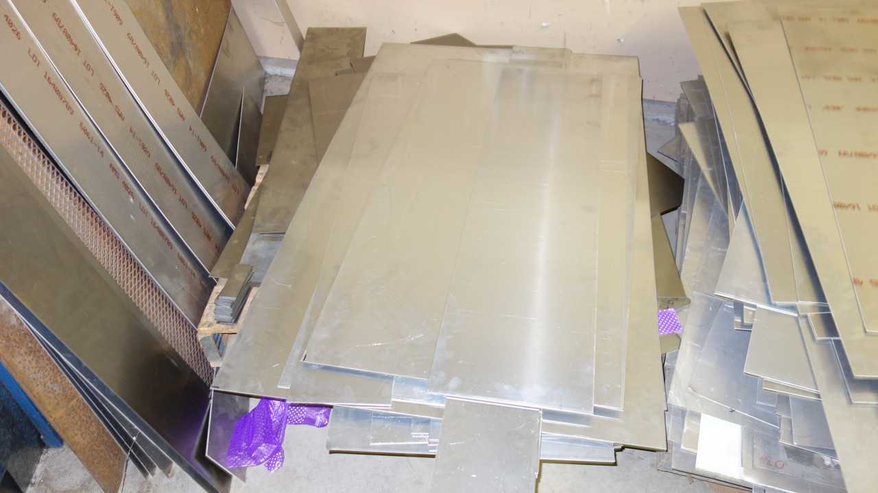 2 PALLETS OF ASSORTED SHEET METAL AND STANLESSS GRILL & ALUMINUM SHEETS ON WALL - MATERIAL HANDLING