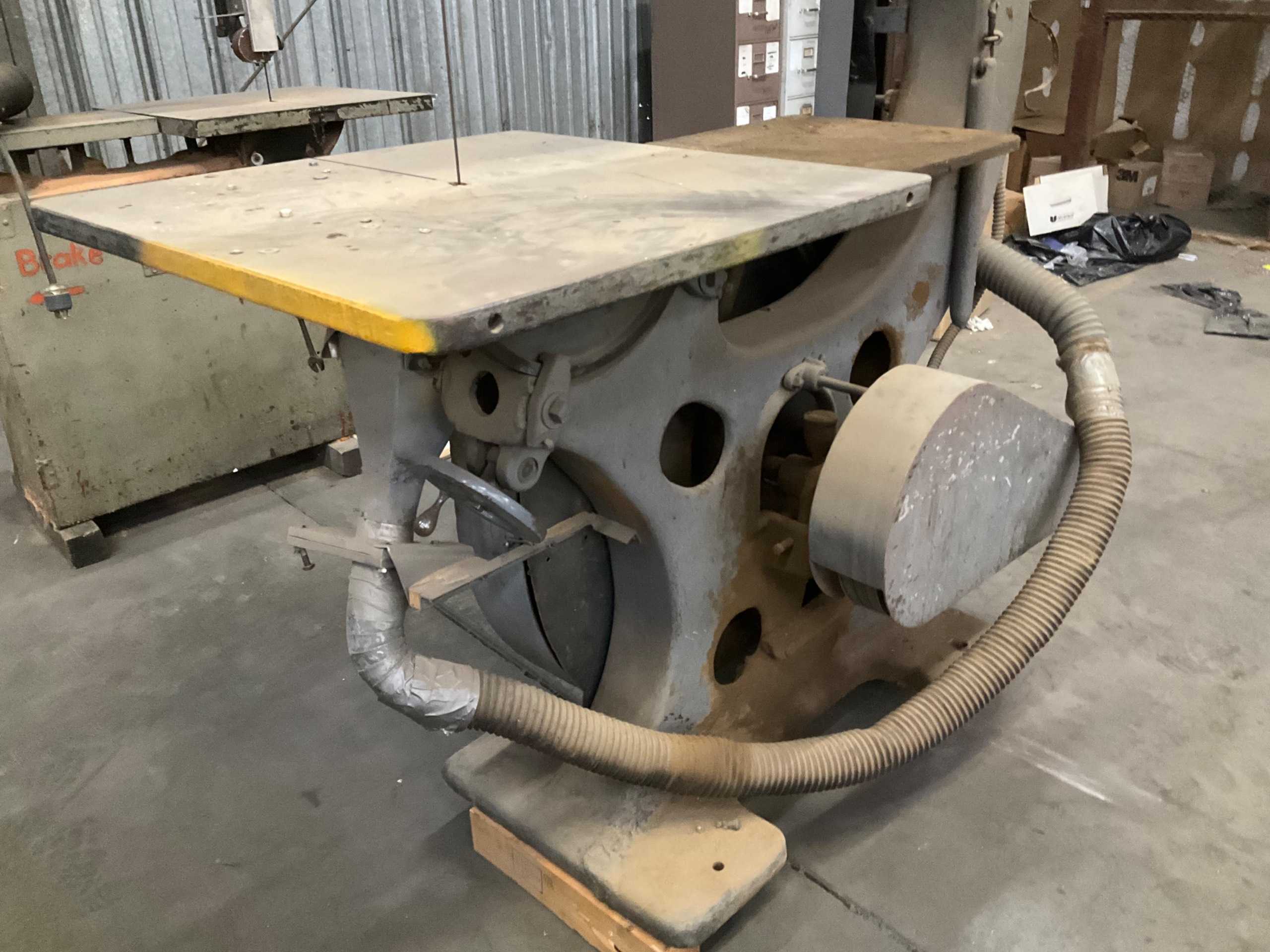 VERTICAL BAND SAW