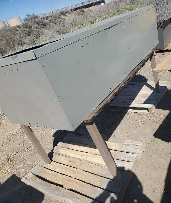 1 metal cabinet 1 table - MISCELLANEOUS