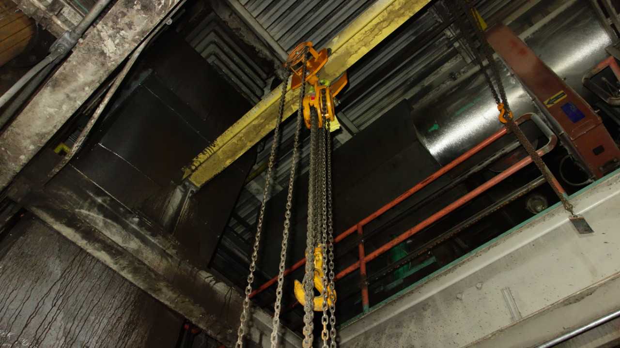 LOT OF 4 HARRINGTON 5 TON HOISTS, CM LODESTAR HOISTS - MISCELLANEOUS