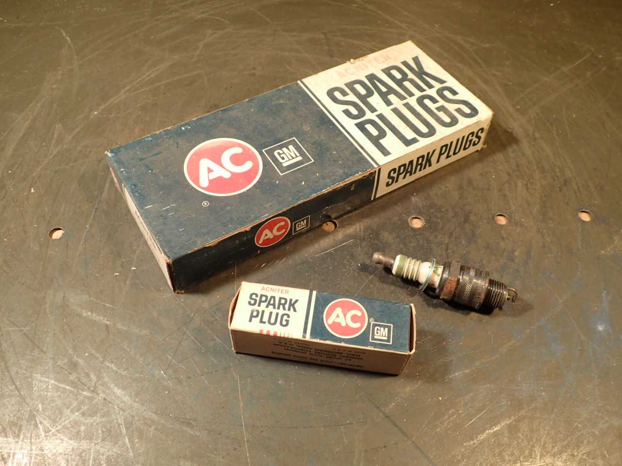 10 Pieces General Motors GM AC Spark Plug Division ACNITER R44SX Green Ring: NOS - INDUSTRIAL PARTS