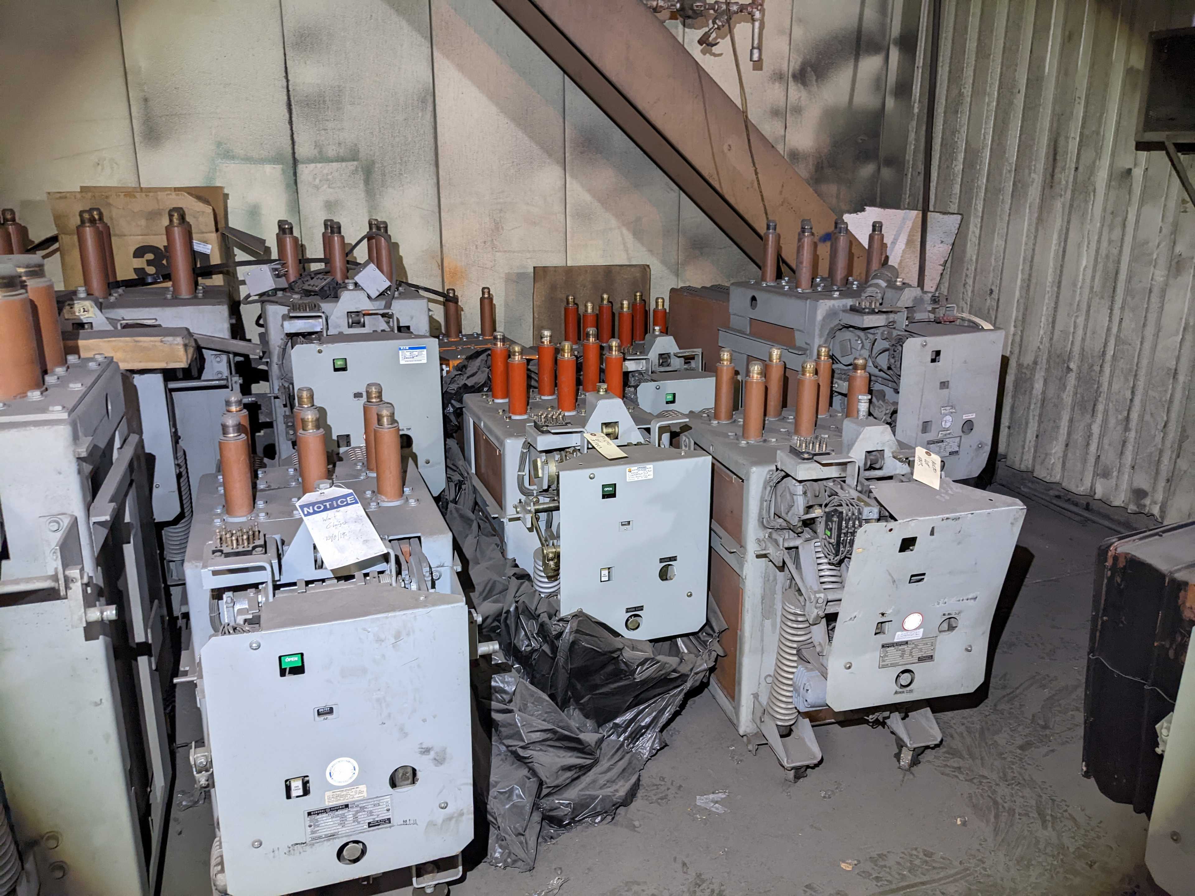 LOT OF SWITCHGEAR BREAKERS - SWITCHGEAR LOT OF SWITCHGEAR BREAKERS - SWITCHGEAR
