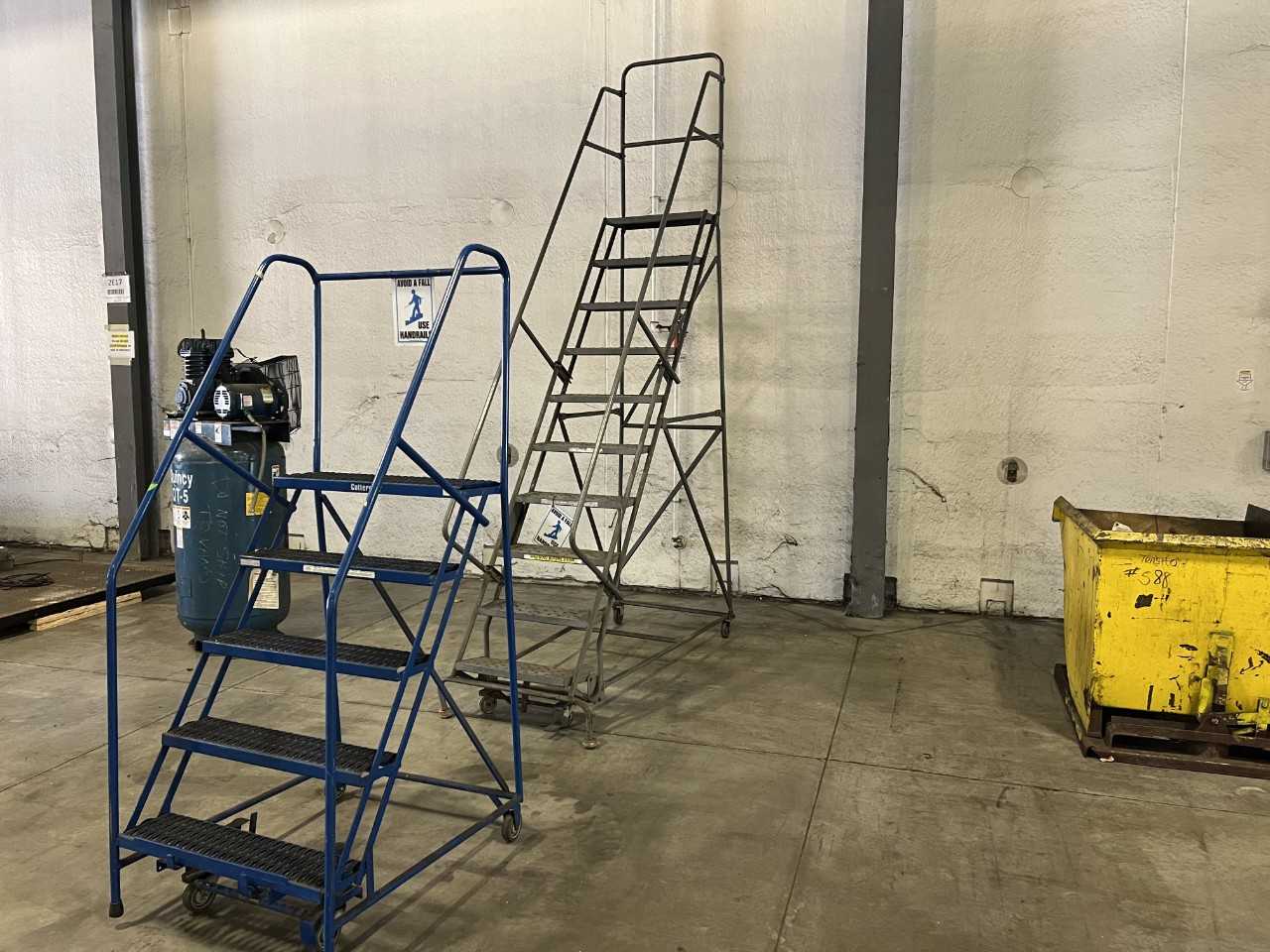 lot of 2 industrial step ladders - MATERIAL HANDLING lot of 2 industrial step ladders - MATERIAL HANDLING