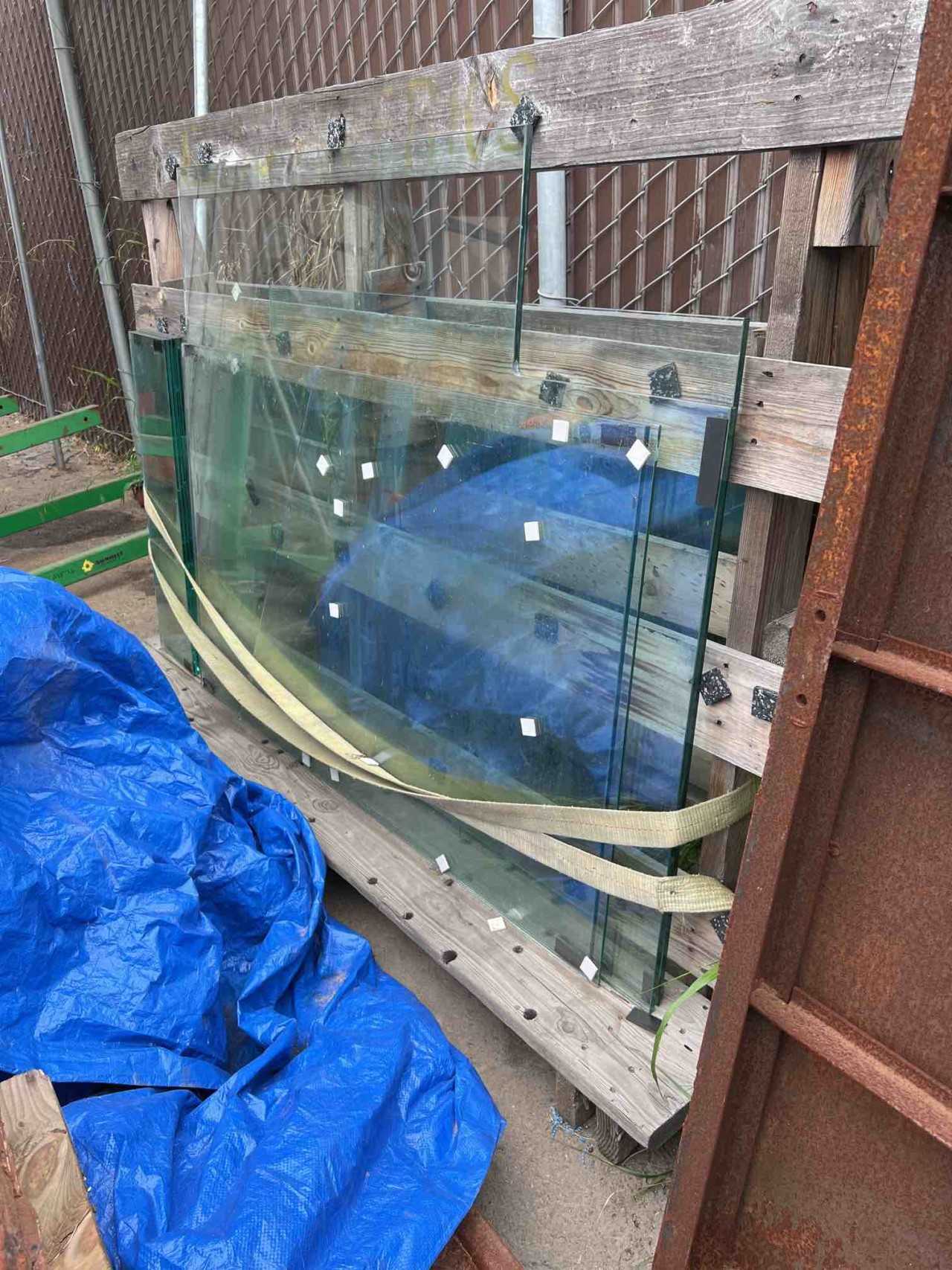 Lot of Glass - MATERIAL HANDLING