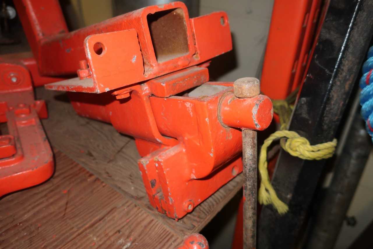LOT OF 3 ASSORTED VICE ASSEMBLIES, PIPE VICE, HITCH MOUNT VICE - ELECTRIC POWER TOOLS