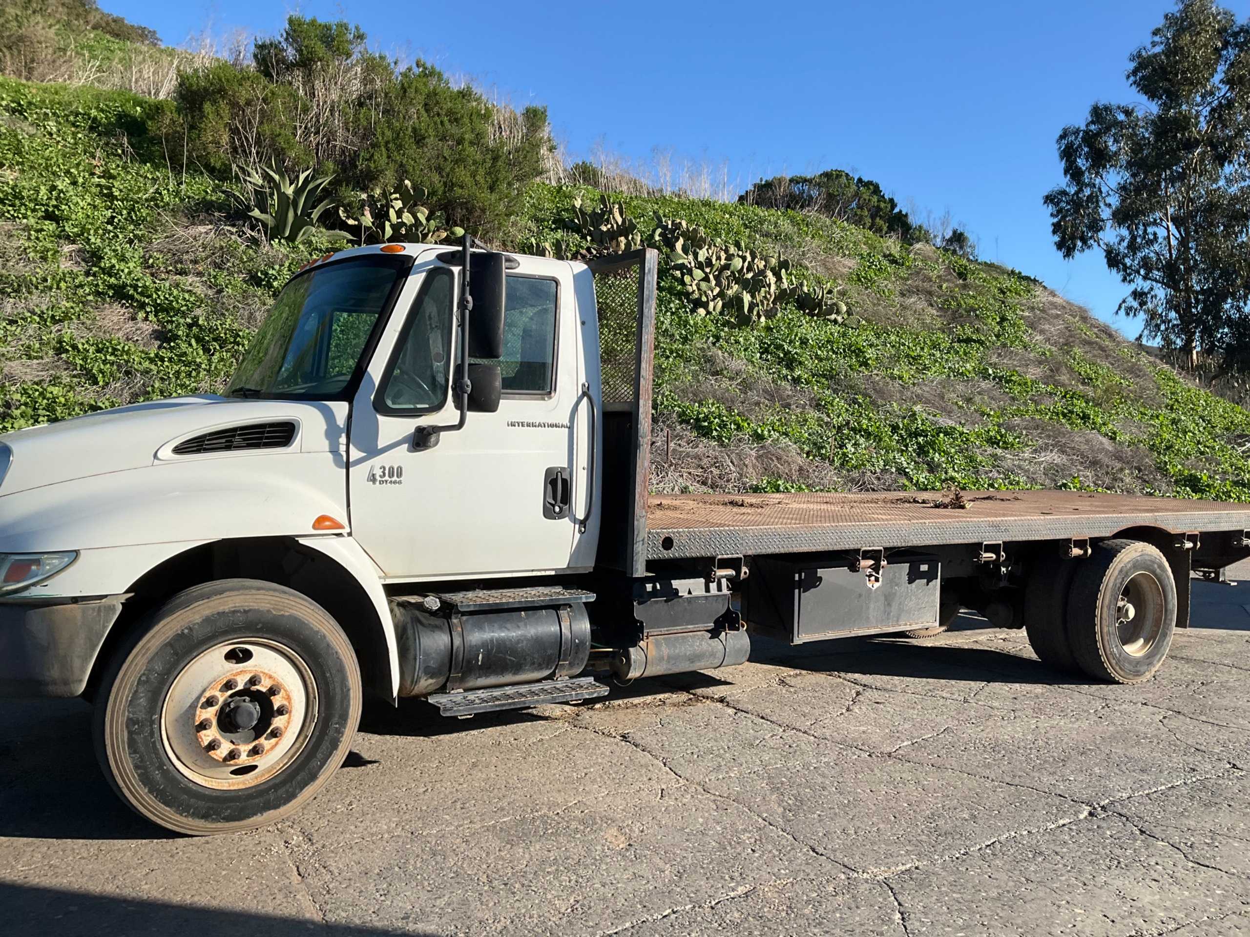 2003 INTERNATIONAL 4300 SBA 4X2 FLATBED TRUCK