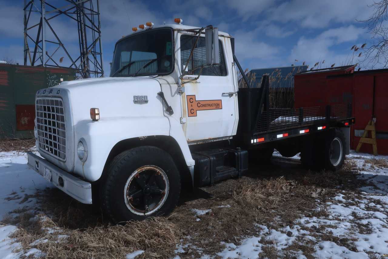 1979 FORD F700 WINCH TRUCK WITH V8 GAS ENGINE - HYDRO EXCAVATOR TRUCKS