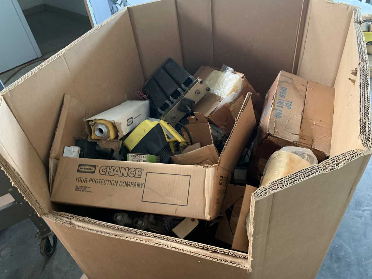 CRATE OF ELECTRICAL AUTOMATION EQUIPMENT PARTS HUBBELL ETC. - ELECTRICAL COMPONENTS